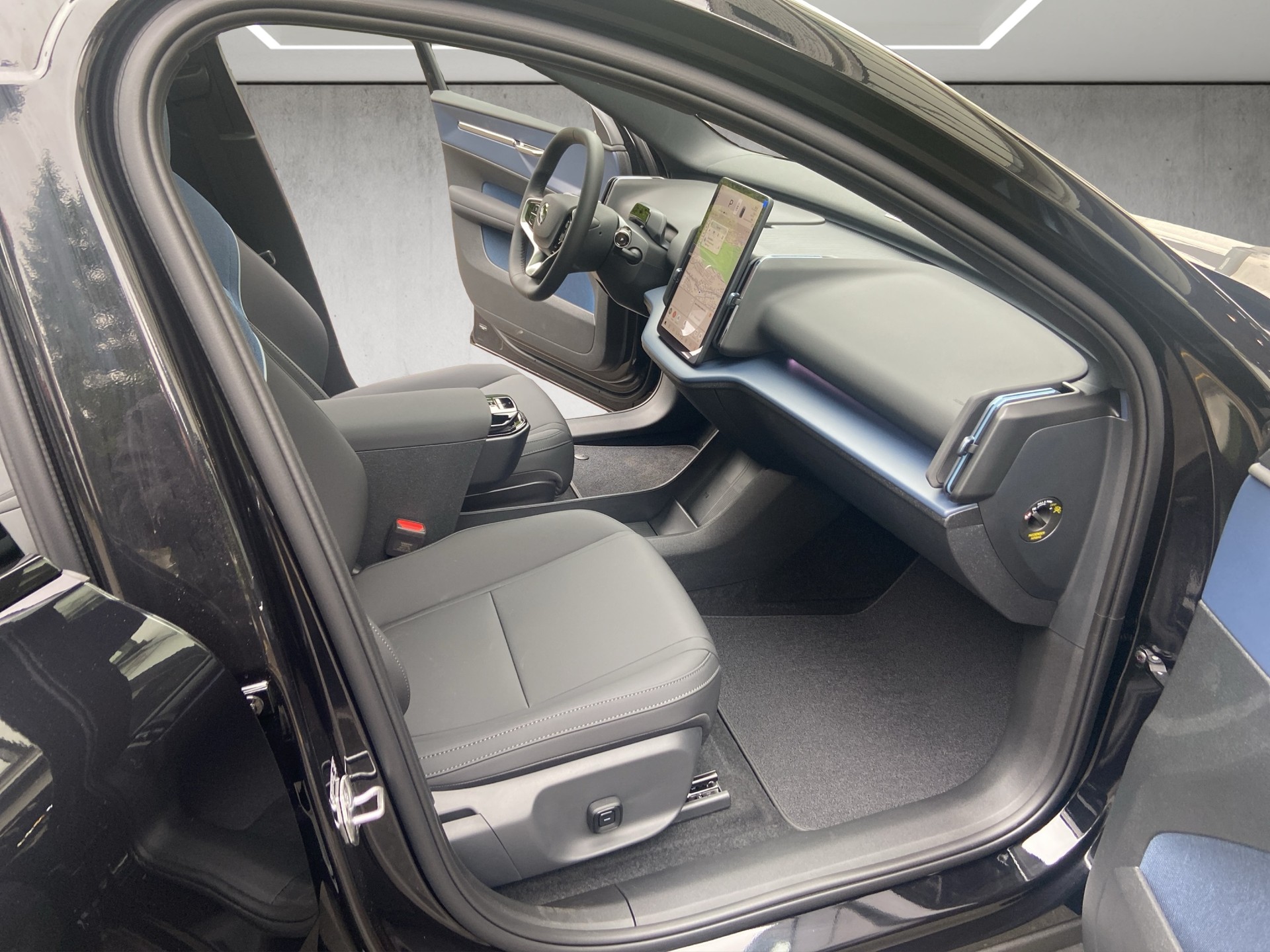 VOLVO EX30 E60 69kWh Twin Black Edition-image-12