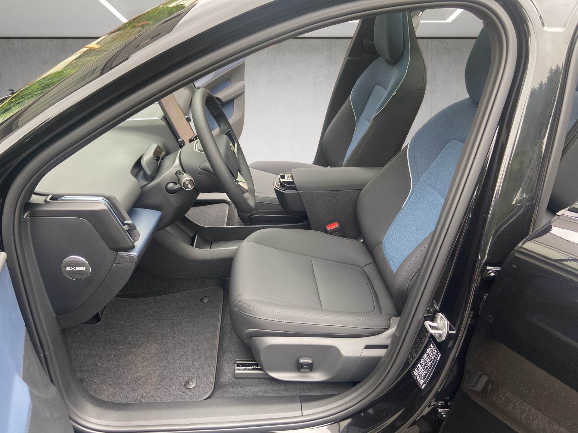 VOLVO EX30 E60 69kWh Twin Black Edition-image-7