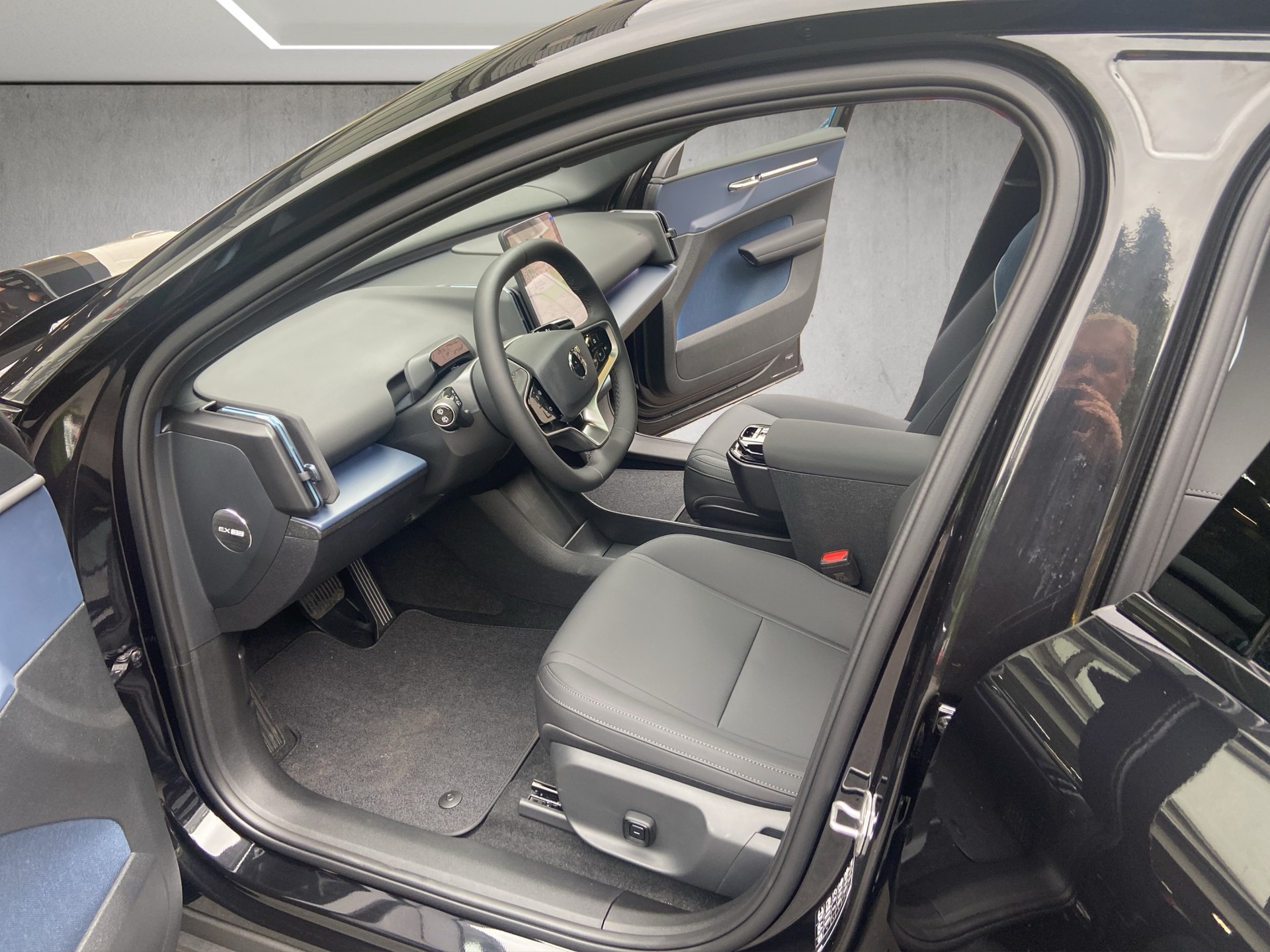 VOLVO EX30 E60 69kWh Twin Black Edition-image-6