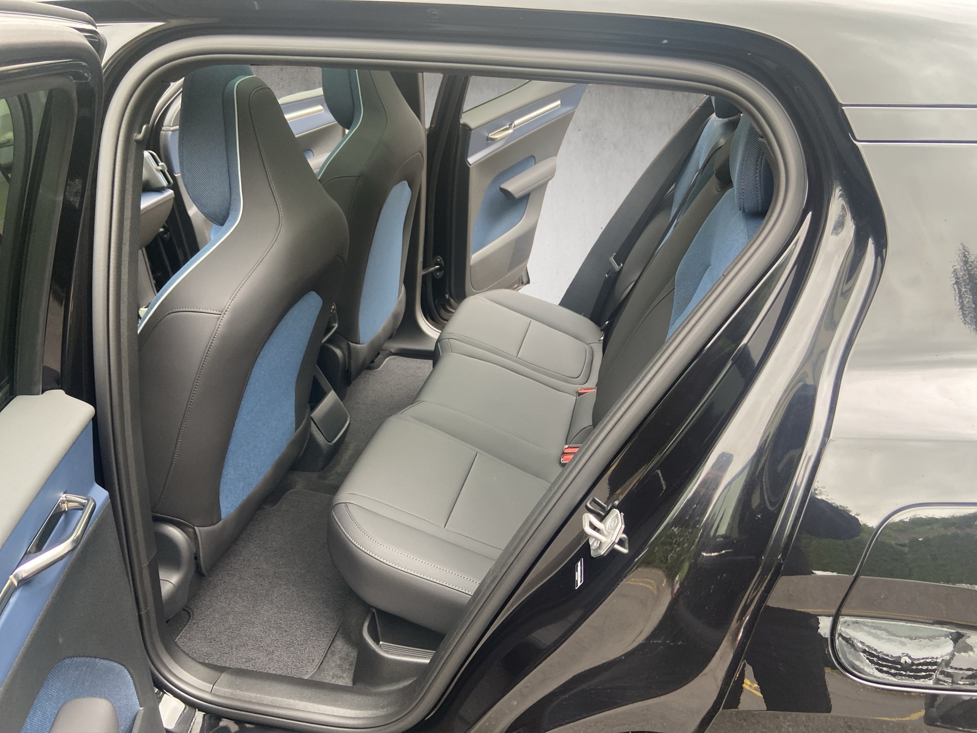 VOLVO EX30 E60 69kWh Twin Black Edition-image-8