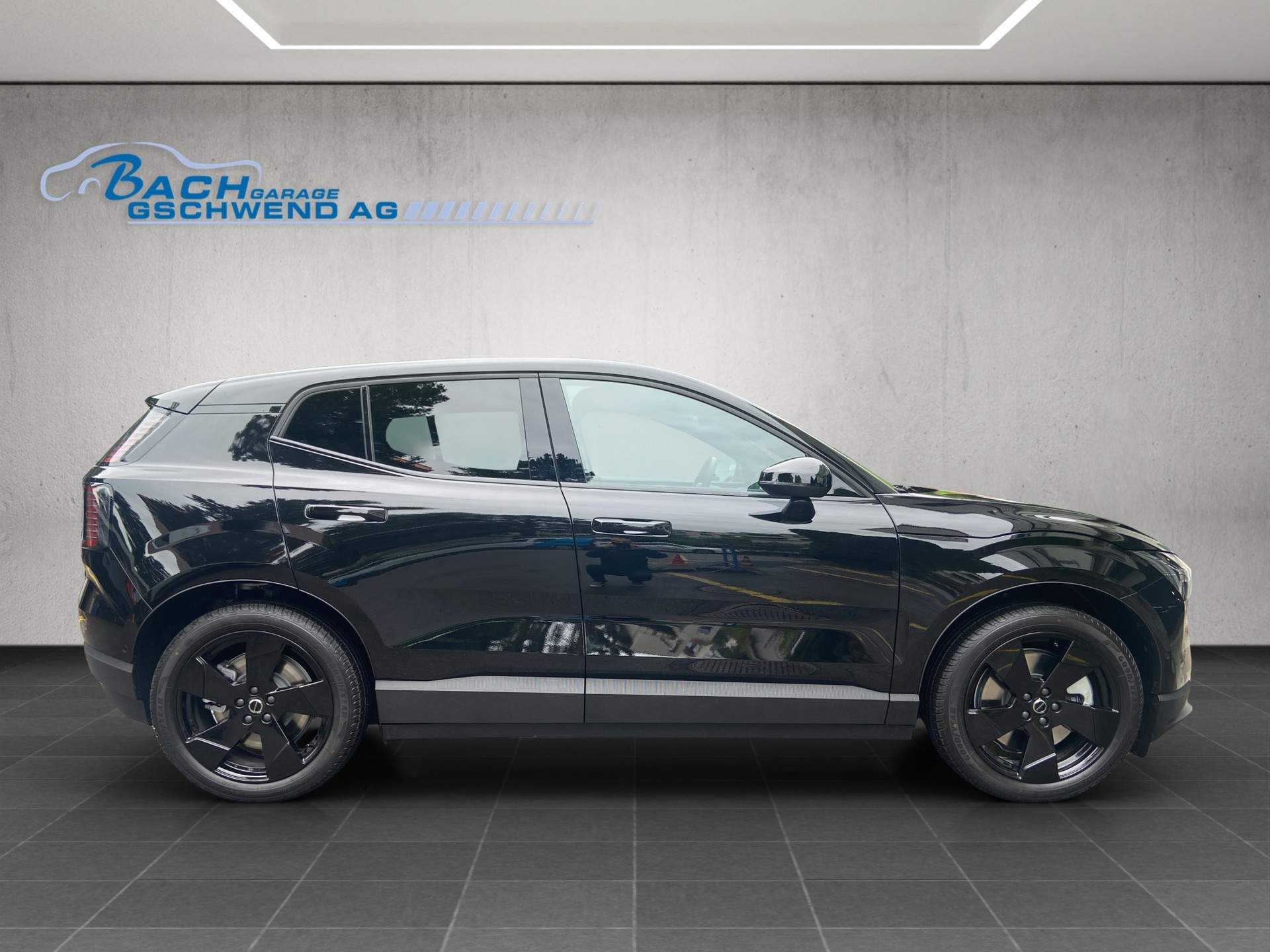 VOLVO EX30 E60 69kWh Twin Black Edition-image-2