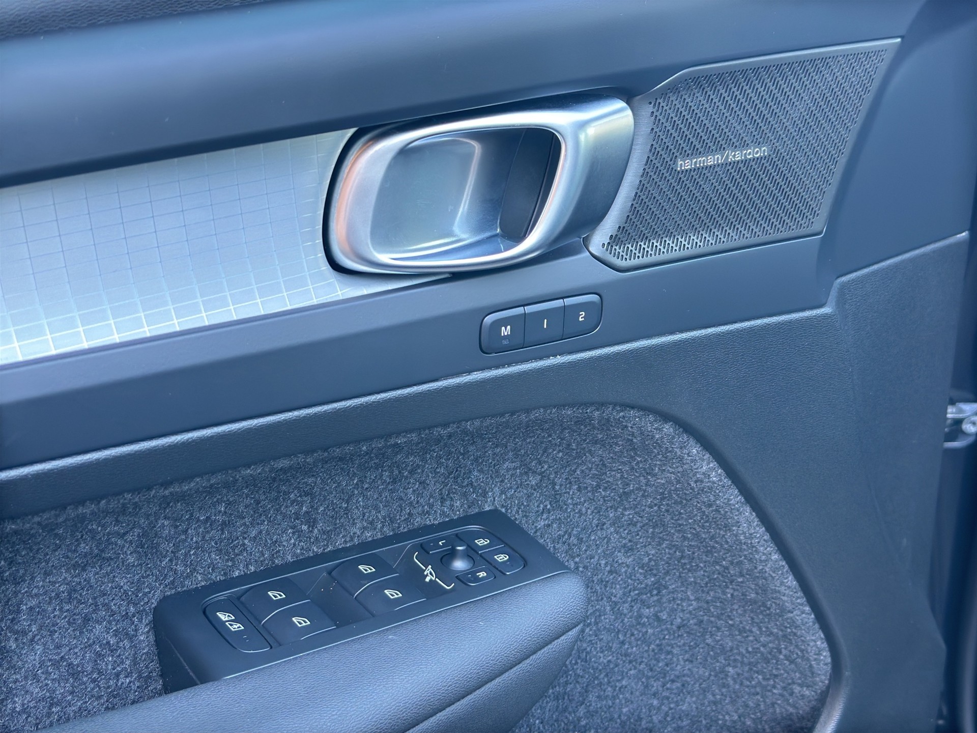 VOLVO XC40 B3 Benzin Mild Hybrid Plus Black Edition-image-8