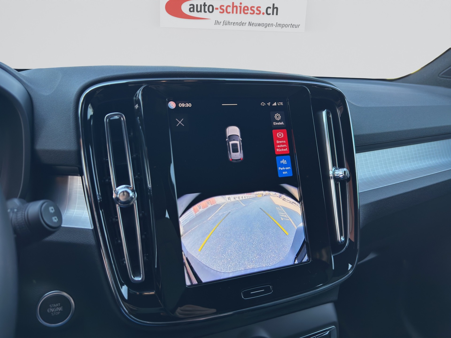 VOLVO XC40 B3 Benzin Mild Hybrid Plus Black Edition-image-12