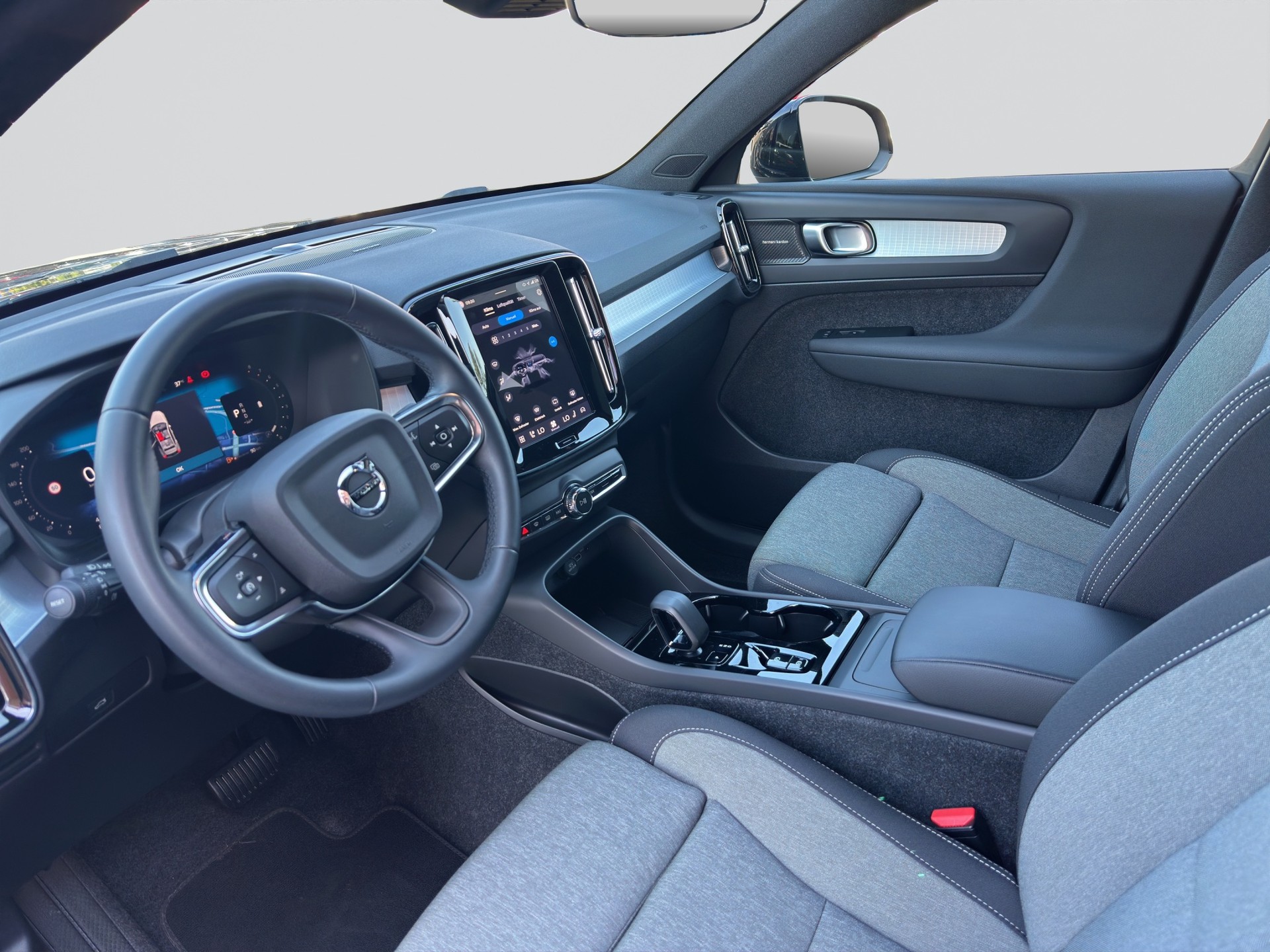 VOLVO XC40 B3 Benzin Mild Hybrid Plus Black Edition-image-6