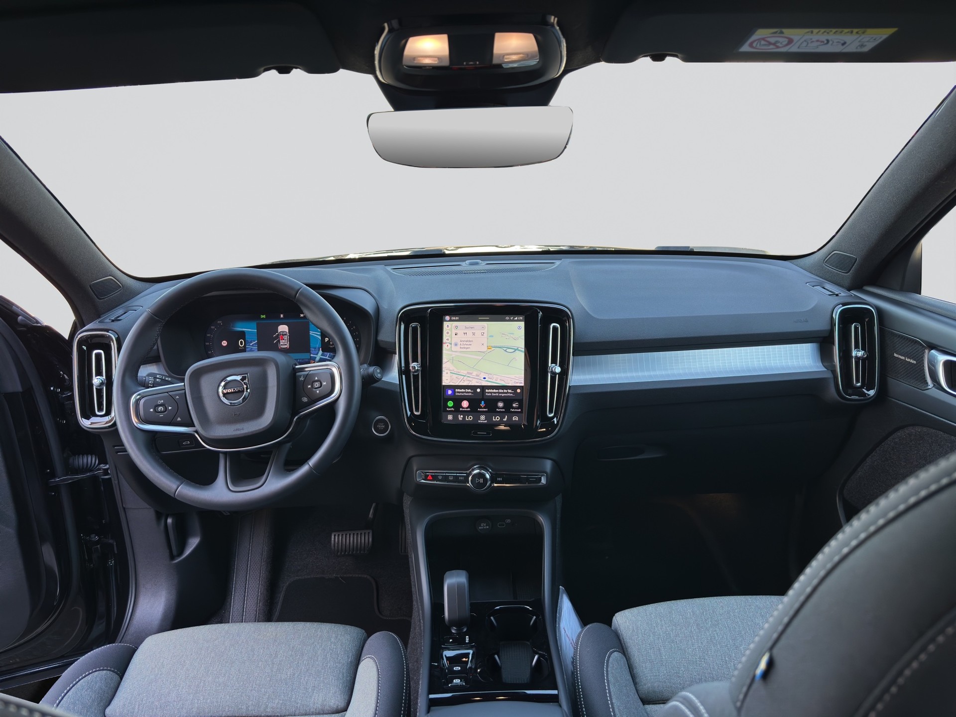 VOLVO XC40 B3 Benzin Mild Hybrid Plus Black Edition-image-13