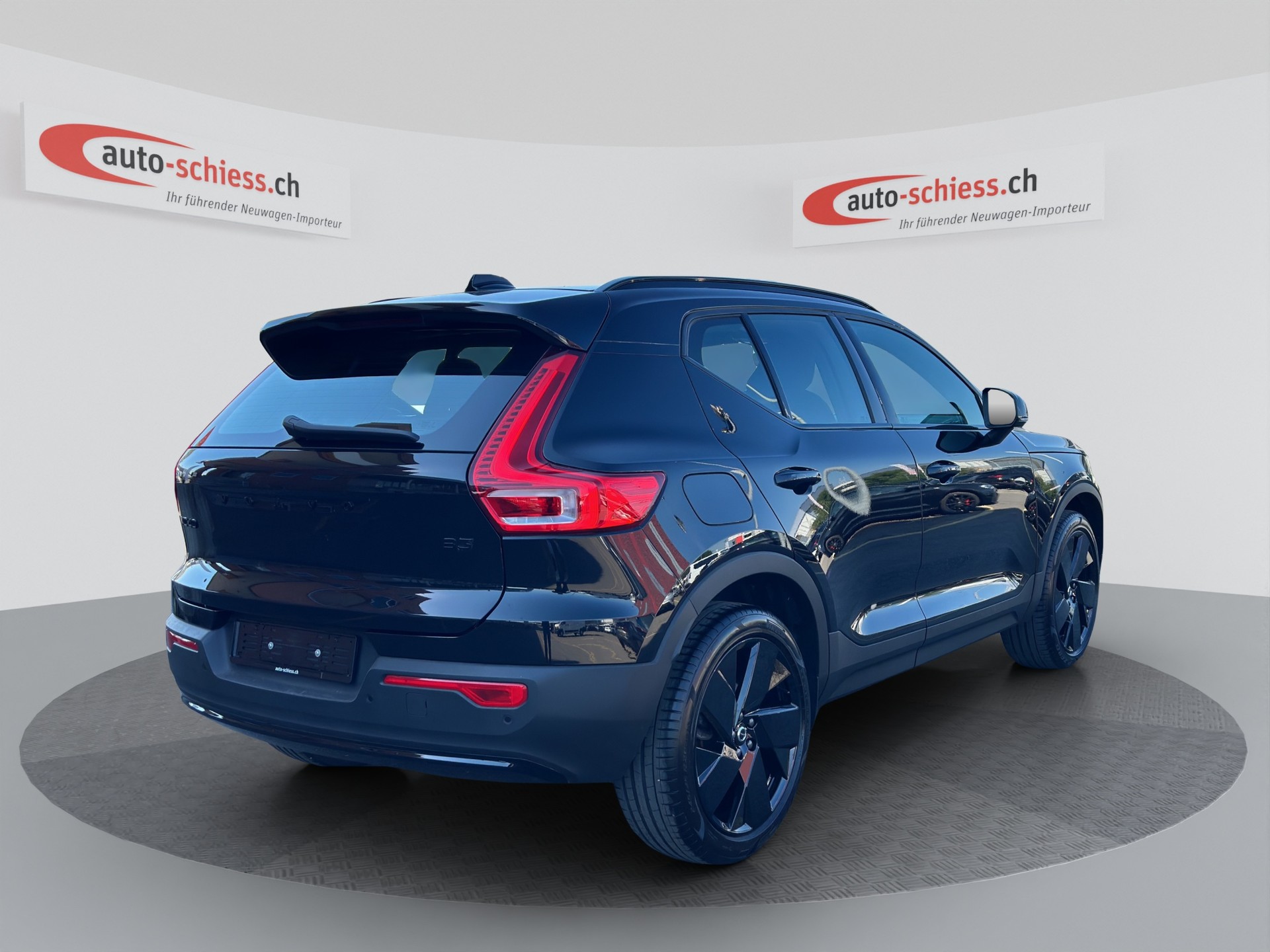 VOLVO XC40 B3 Benzin Mild Hybrid Plus Black Edition-image-4