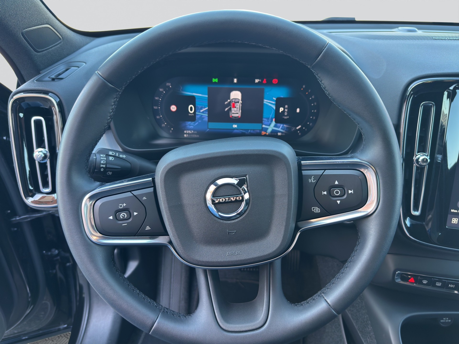 VOLVO XC40 B3 Benzin Mild Hybrid Plus Black Edition-image-9