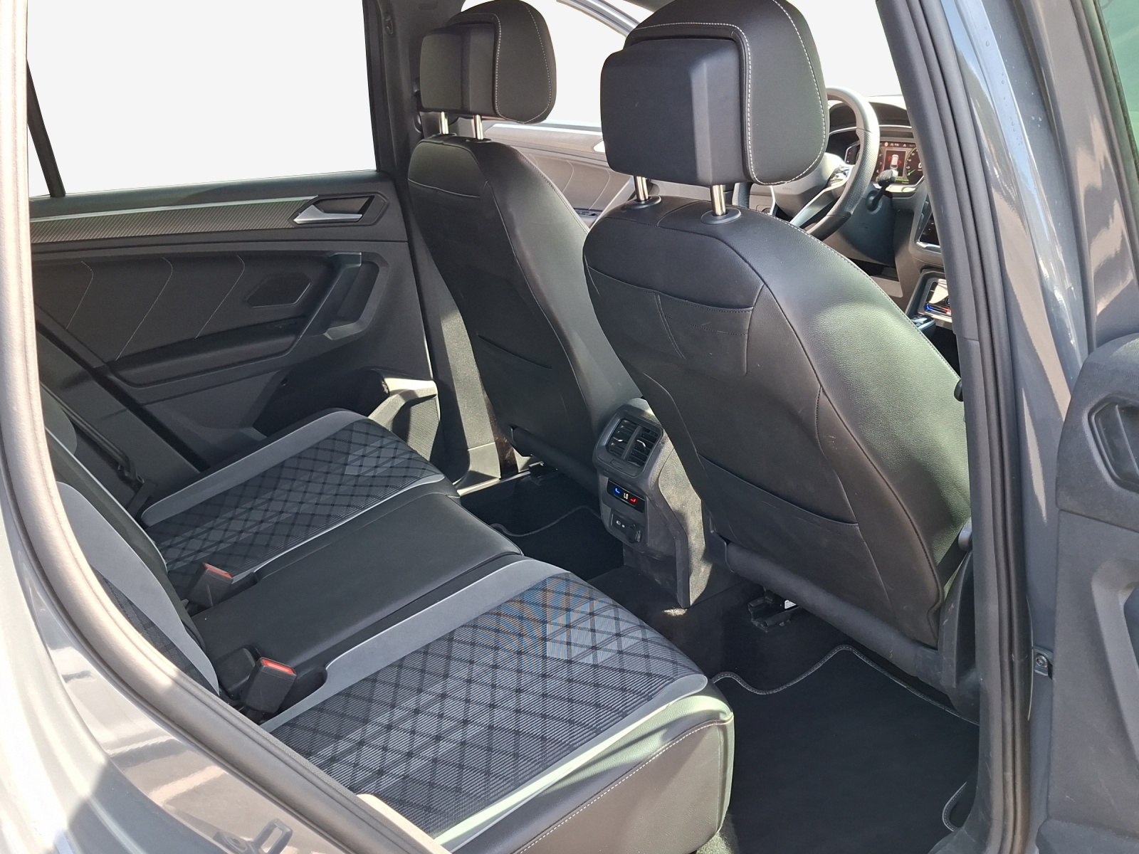 VW Tiguan 2.0TSI R-Line 4Motion DSG-image-13