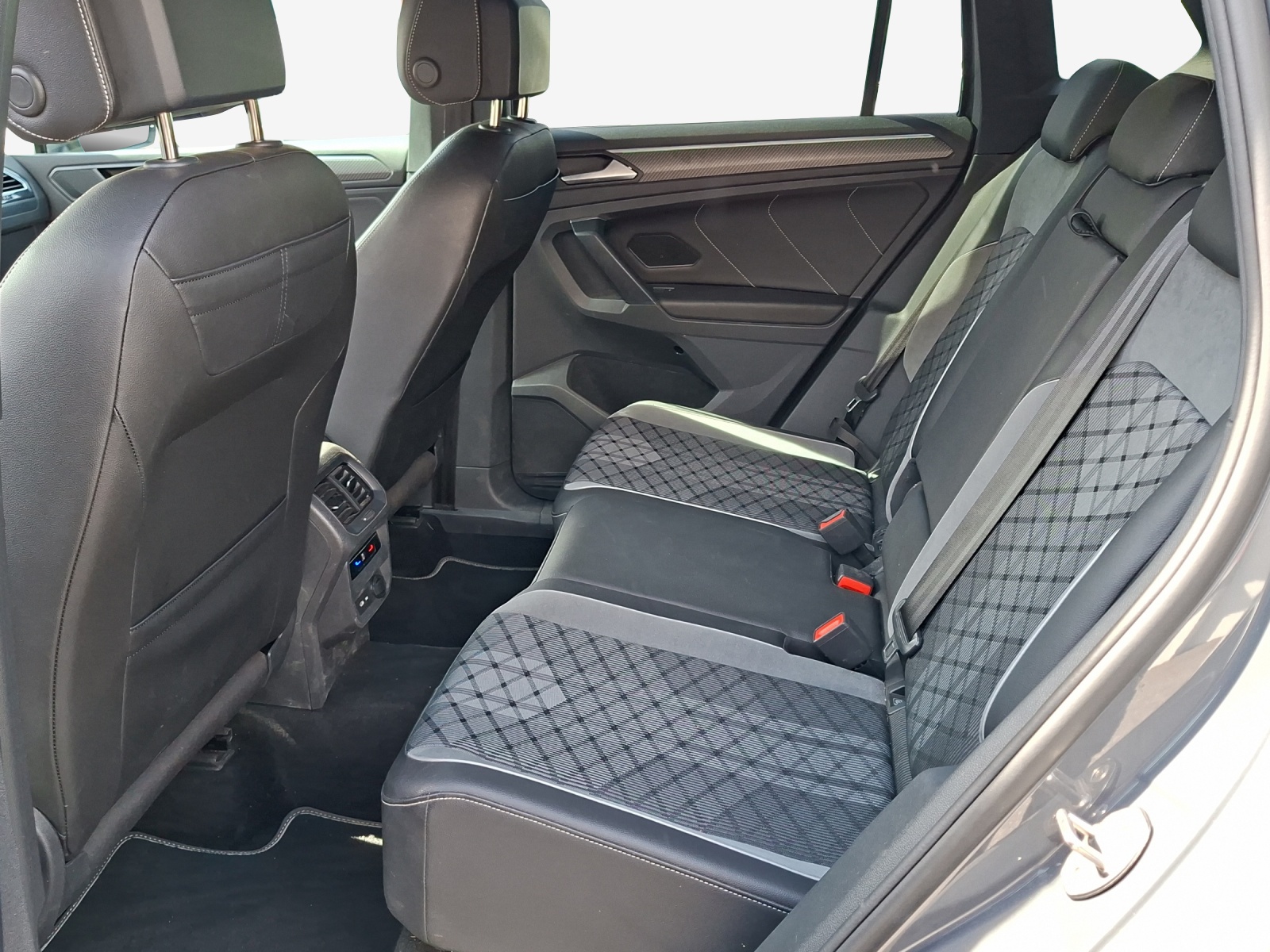 VW Tiguan 2.0TSI R-Line 4Motion DSG-image-11
