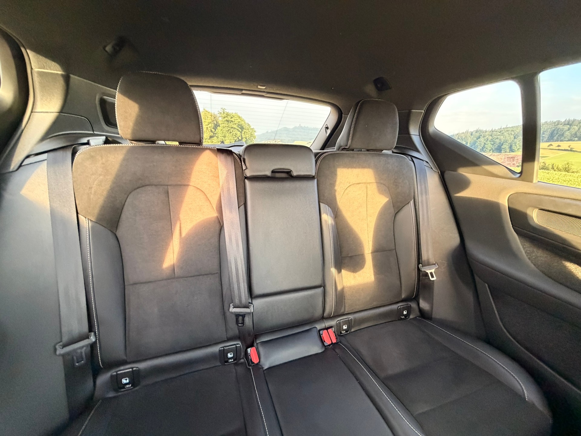 VOLVO 2.0 B4 MH R-Design AWD-image-12