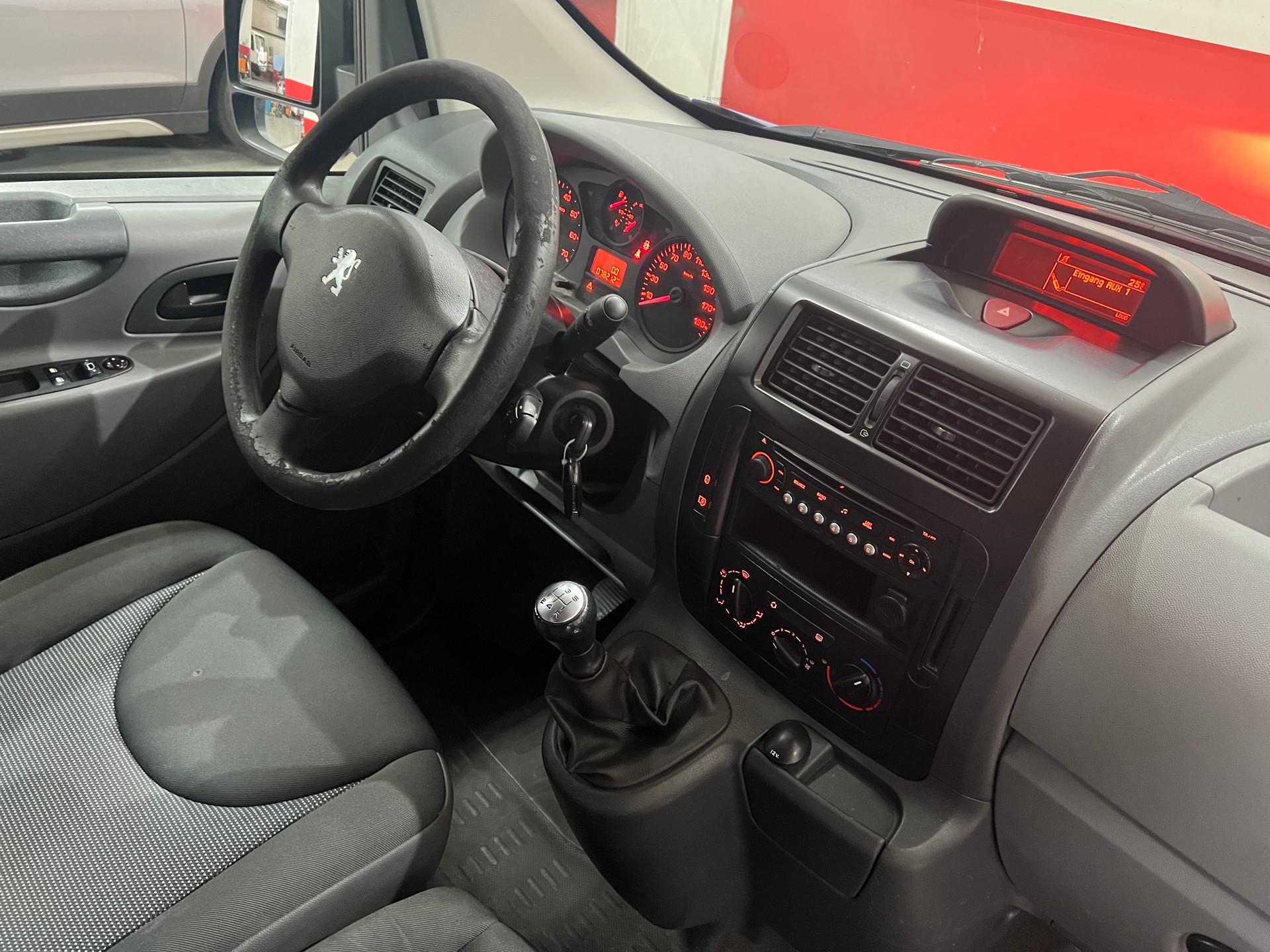 PEUGEOT Expert 1.6 HDi 227 L1H1-image-12