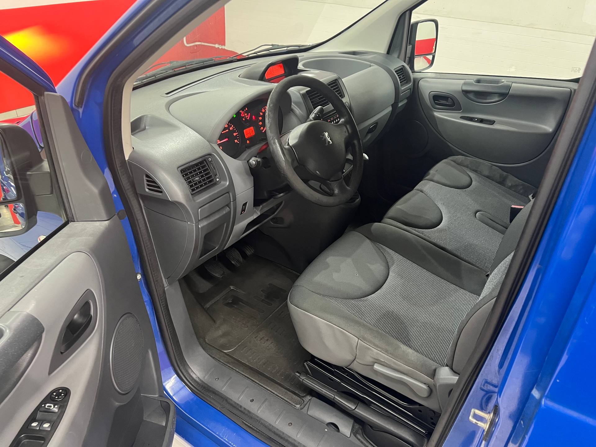 PEUGEOT Expert 1.6 HDi 227 L1H1-image-9