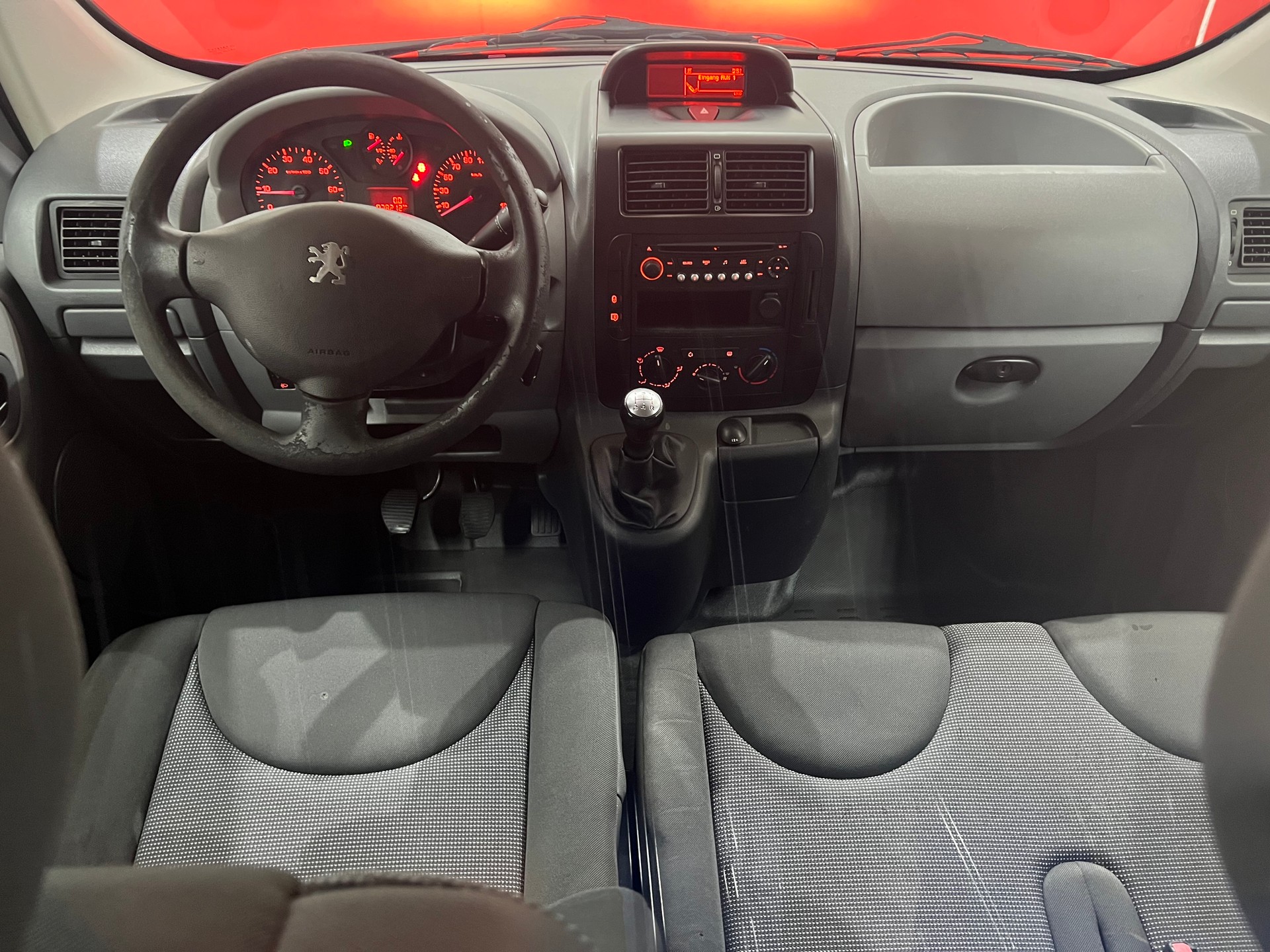 PEUGEOT Expert 1.6 HDi 227 L1H1-image-10