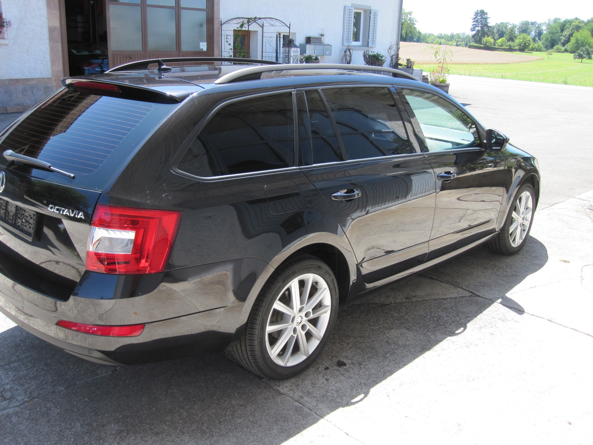 SKODA Octavia Combi 2.0 TDI Style DSG-image-2