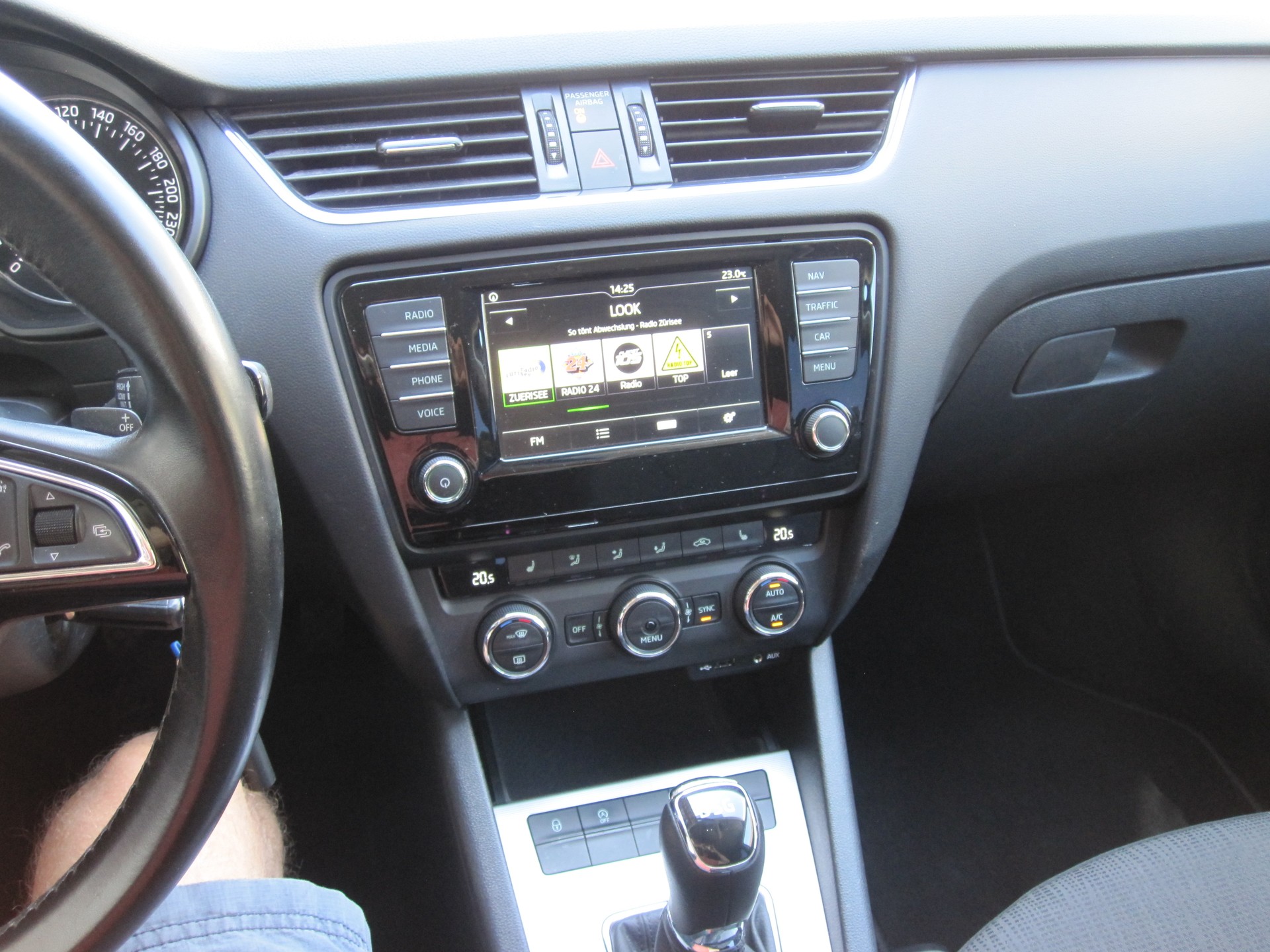SKODA Octavia Combi 2.0 TDI Style DSG-image-10