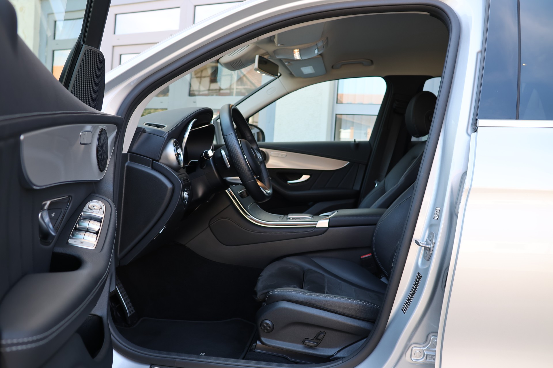 MERCEDES-BENZ GLC 220 d AMG Line 4Matic 9G-Tronic (CH)-image-8