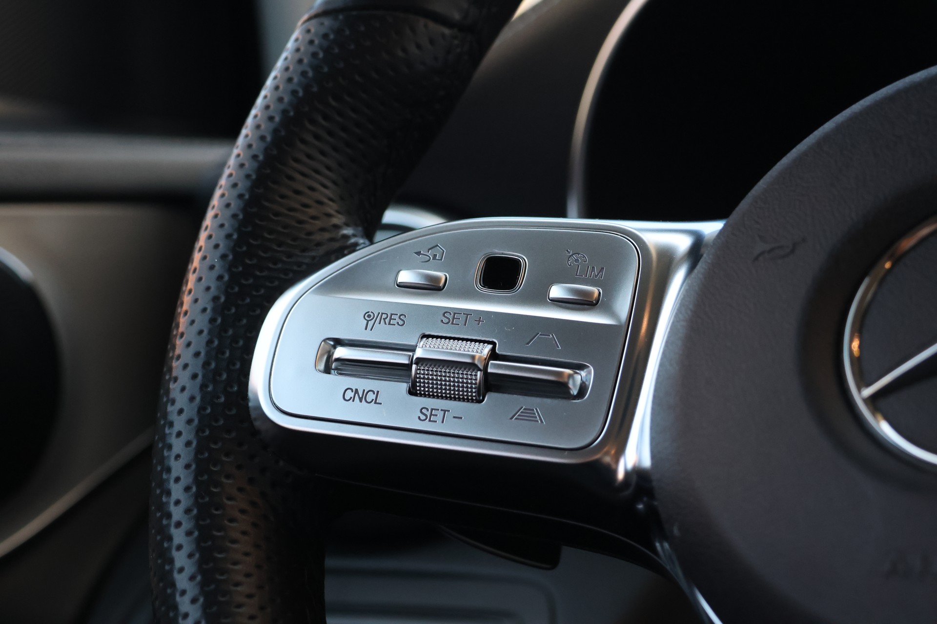 MERCEDES-BENZ GLC 220 d AMG Line 4Matic 9G-Tronic (CH)-image-16