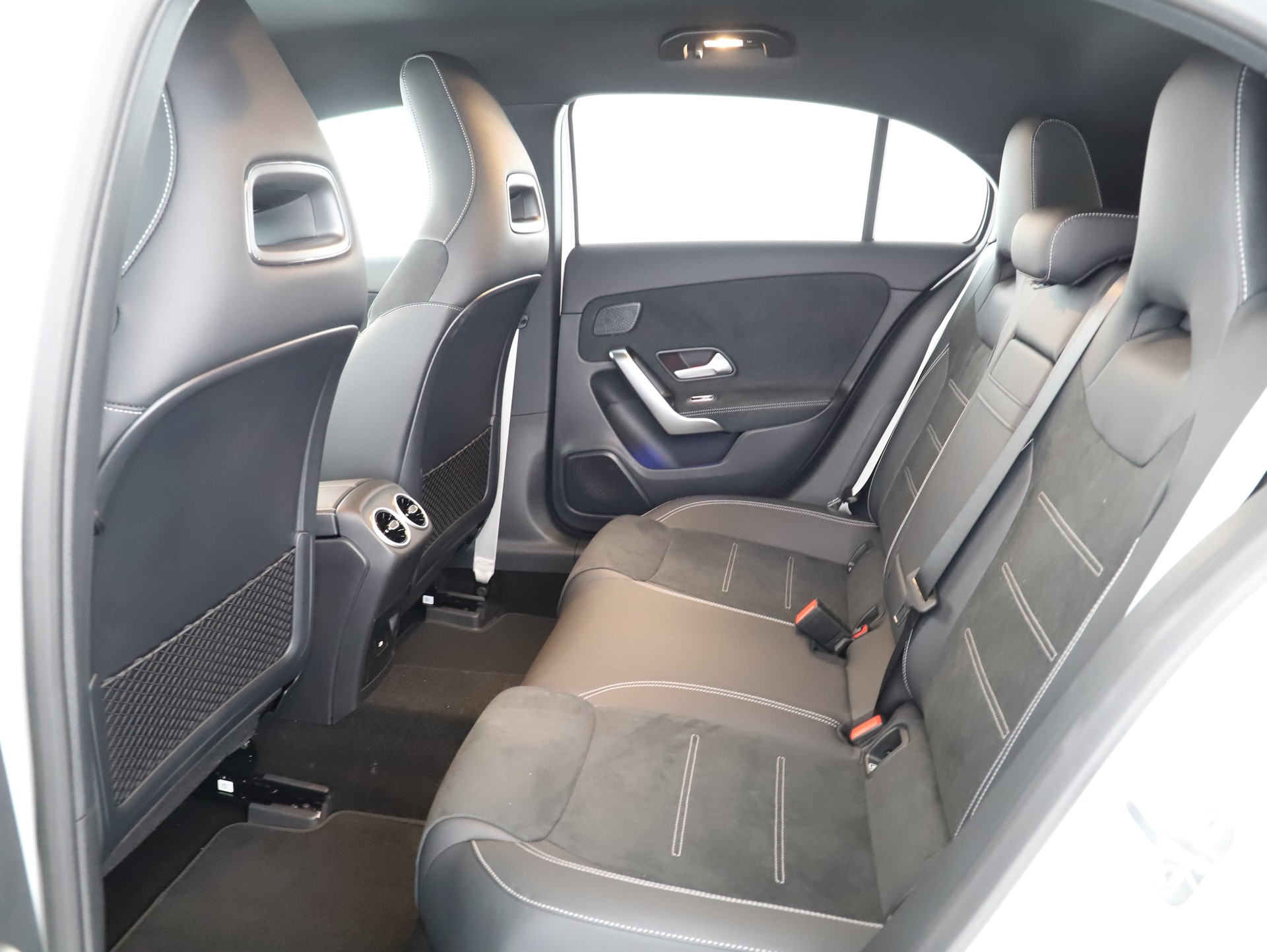 MERCEDES-BENZ A 200 Night Star 7G-DCT-image-10