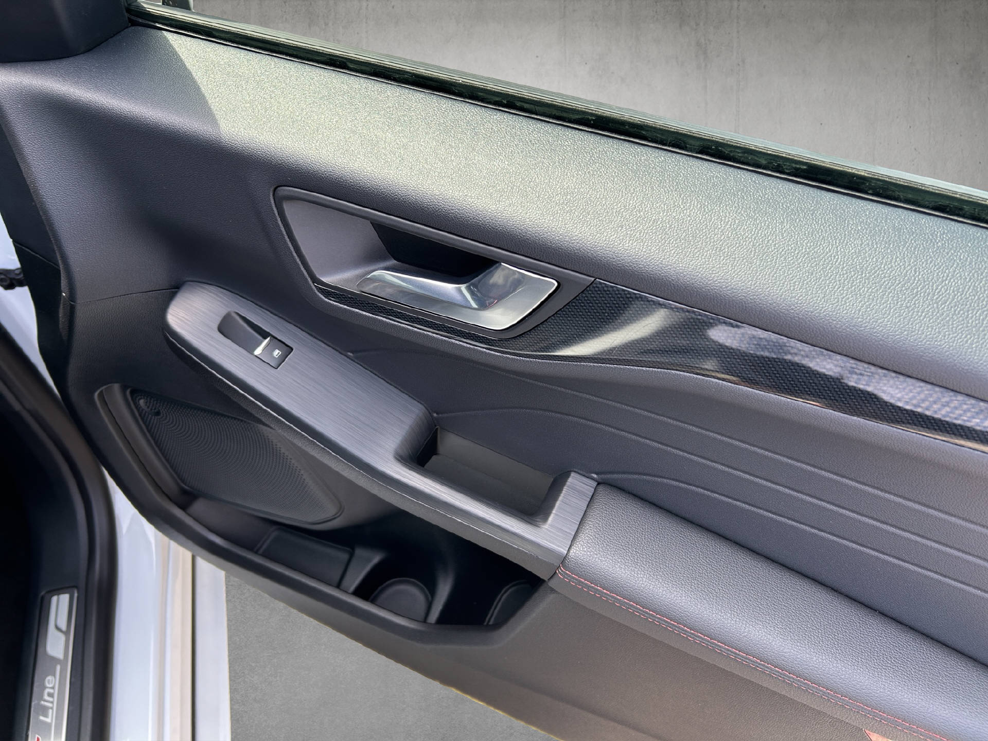 FORD Kuga 2.5 Plug-in Hybrid ST-Line X-image-17