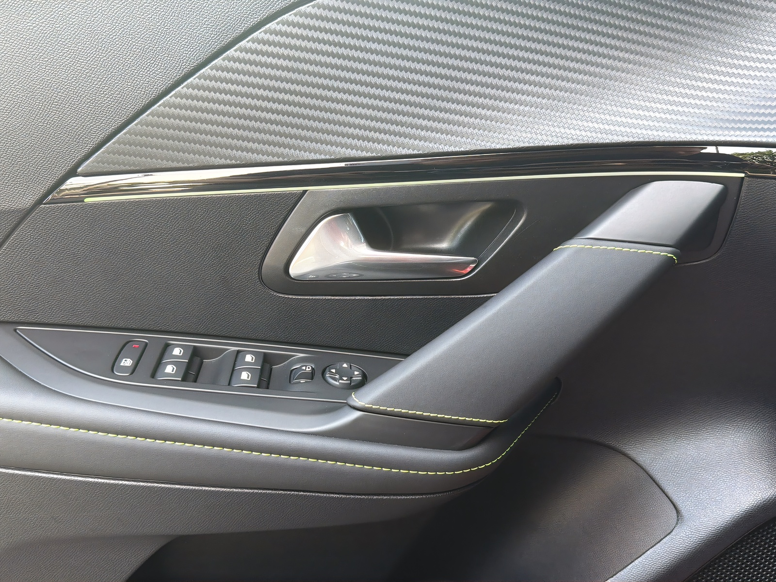 PEUGEOT 208 e-GT-image-14