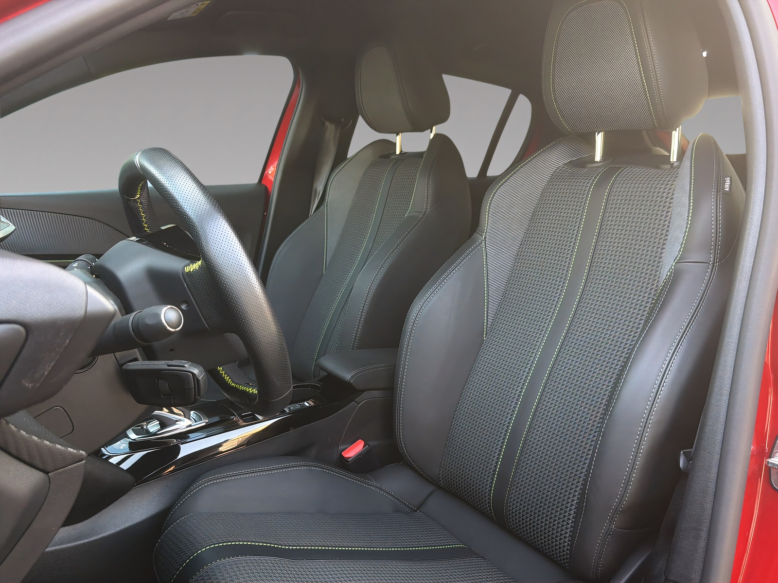 PEUGEOT 208 e-GT-image-5