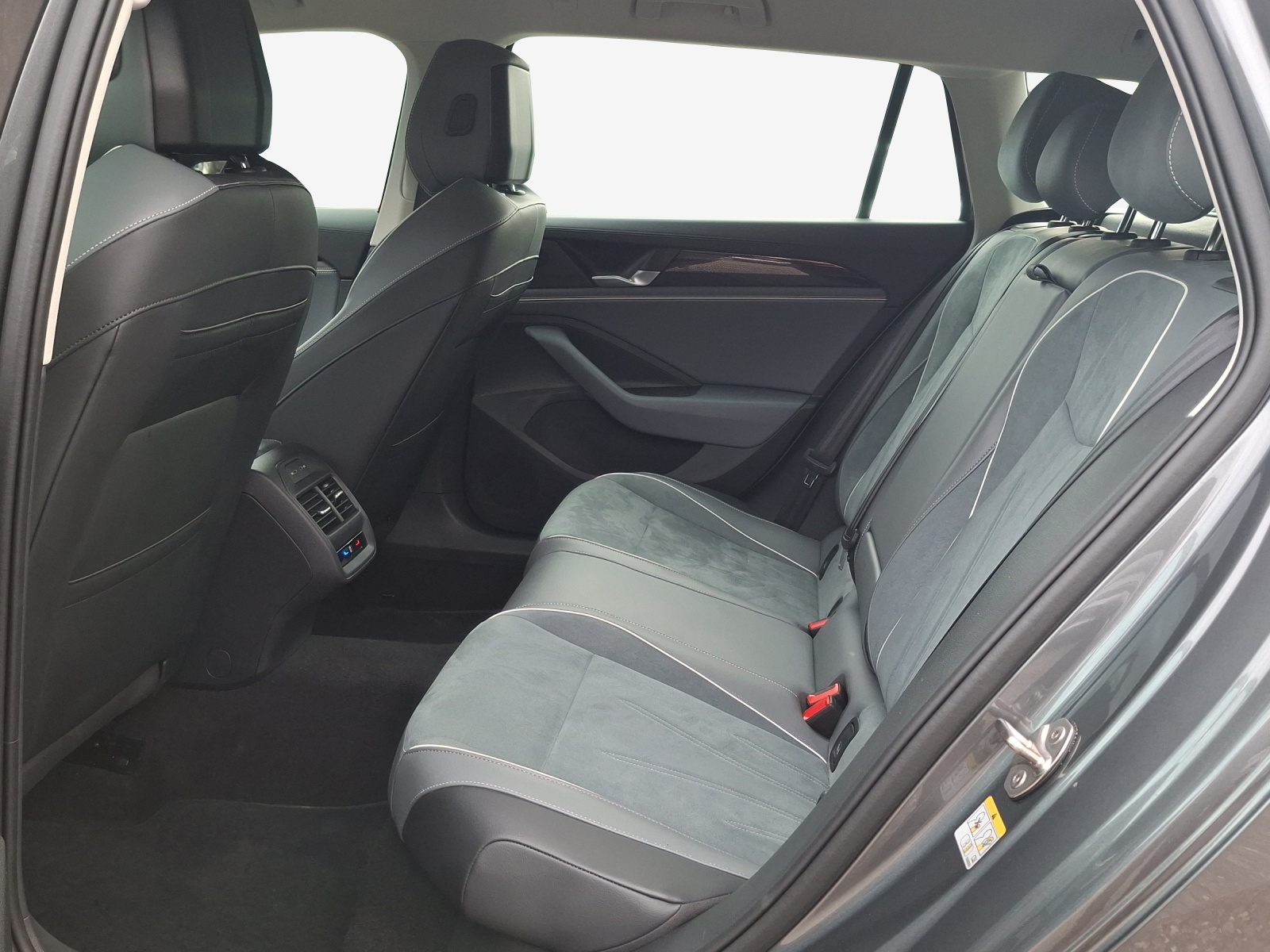 VW Passat Variant 2.0 TDI evo Business DSG-image-11