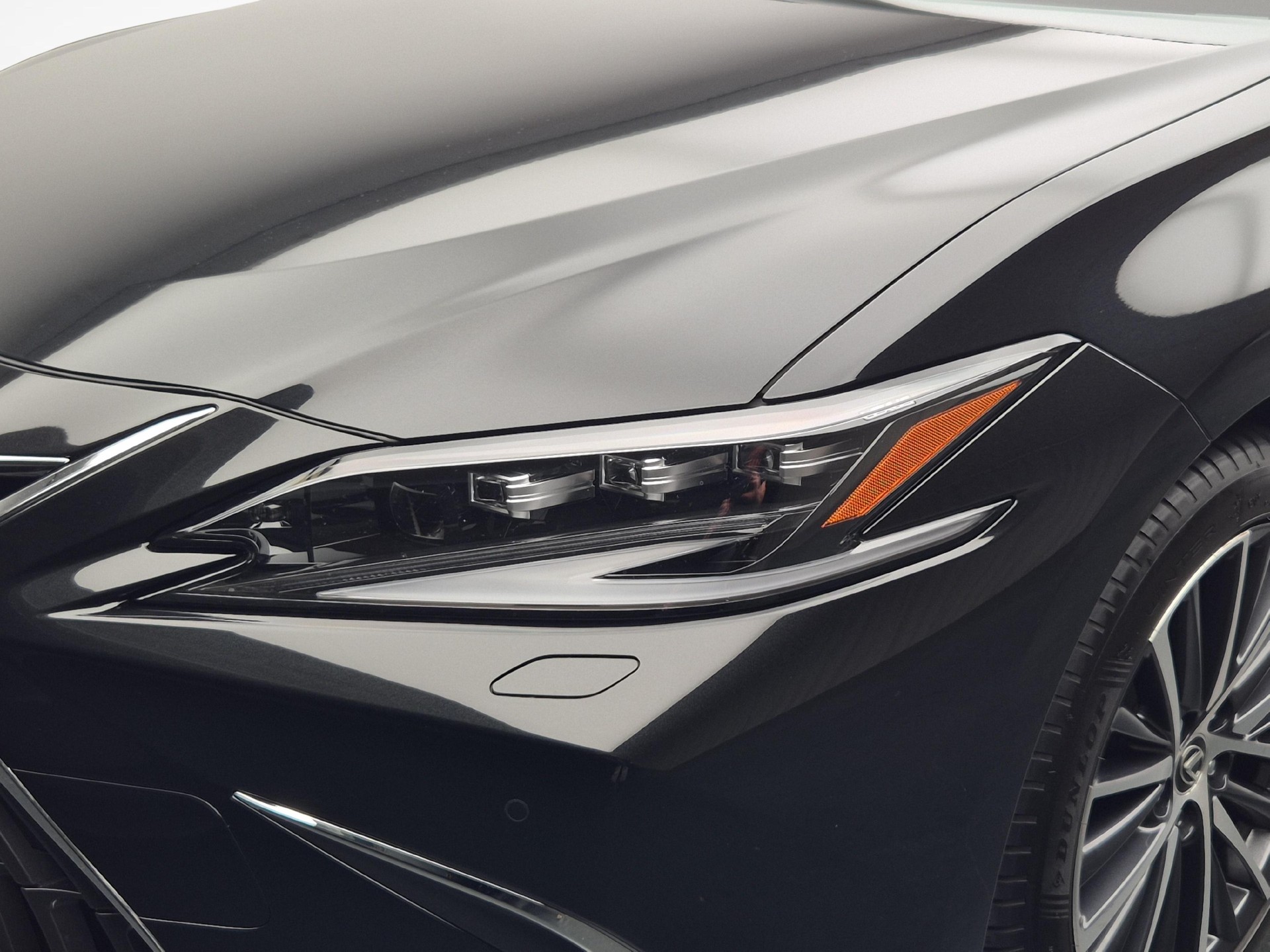 LEXUS ES 300h Excellence-image-18
