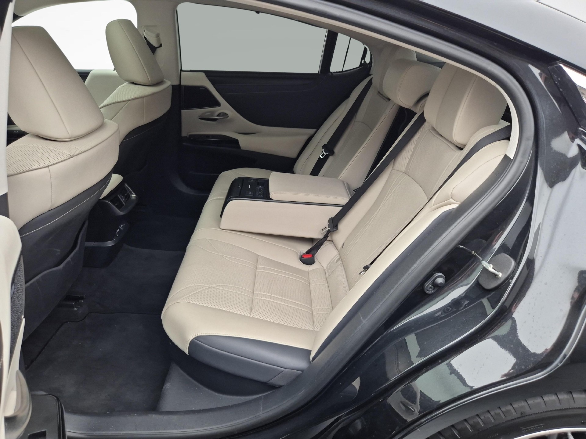 LEXUS ES 300h Excellence-showroom-element-3