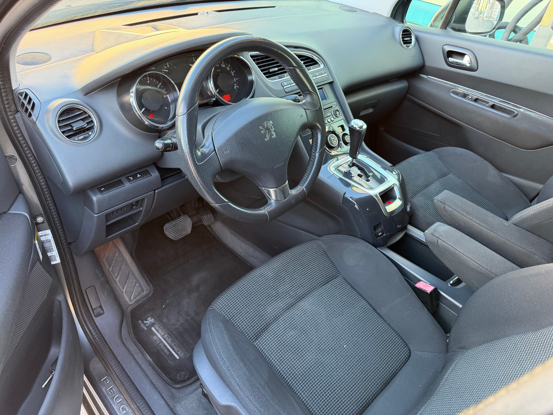 PEUGEOT 5008 1.6 16V T Sport Pack Automatic-image-12