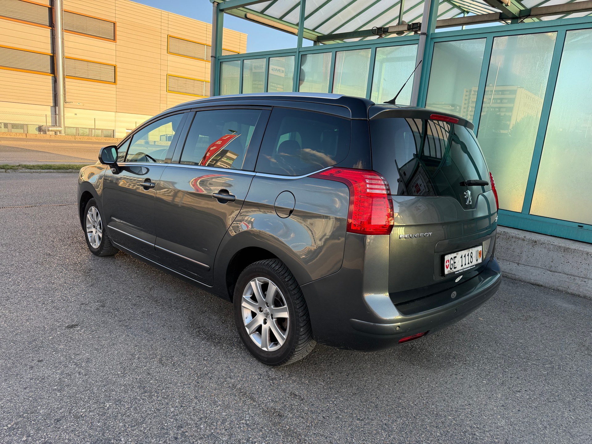 PEUGEOT 5008 1.6 16V T Sport Pack Automatic-image-15