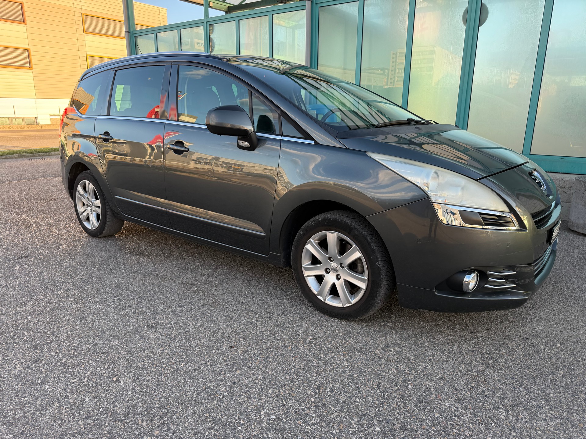 PEUGEOT 5008 1.6 16V T Sport Pack Automatic-image-1