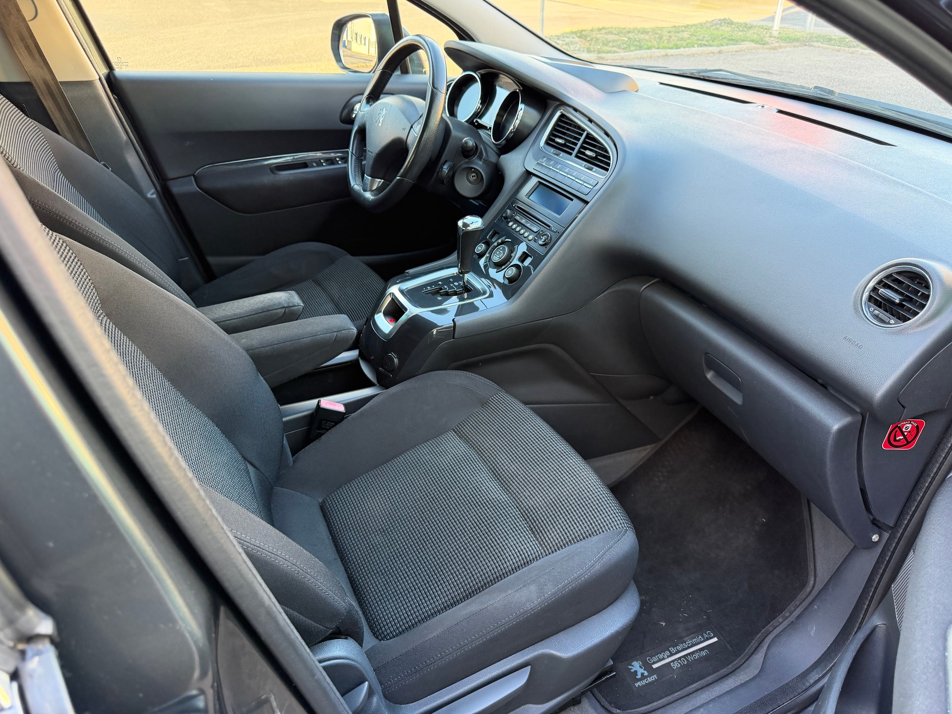 PEUGEOT 5008 1.6 16V T Sport Pack Automatic-image-8