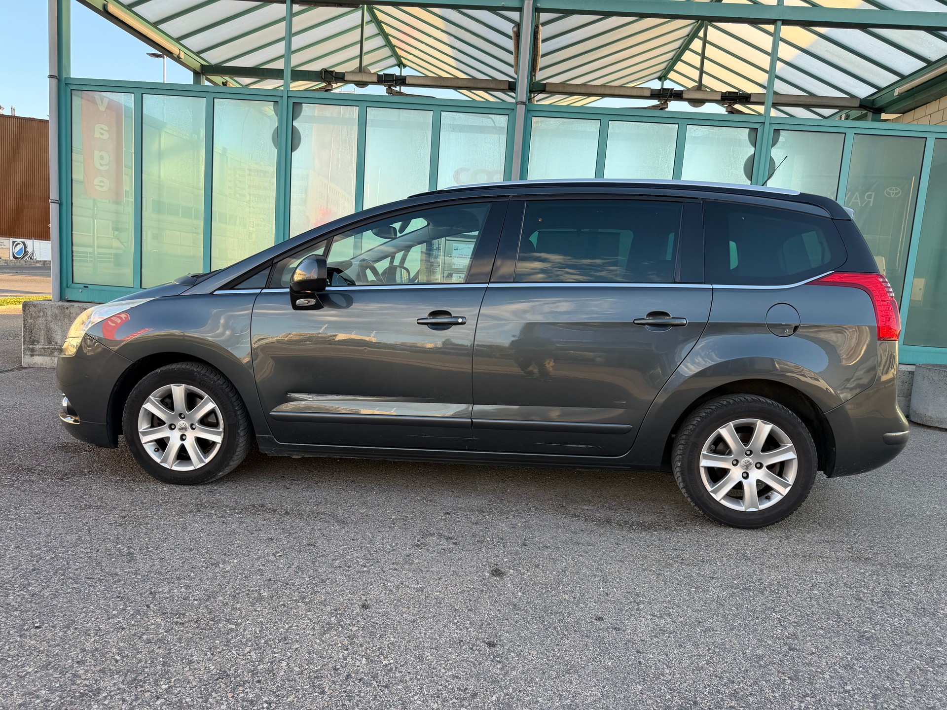PEUGEOT 5008 1.6 16V T Sport Pack Automatic-image-3