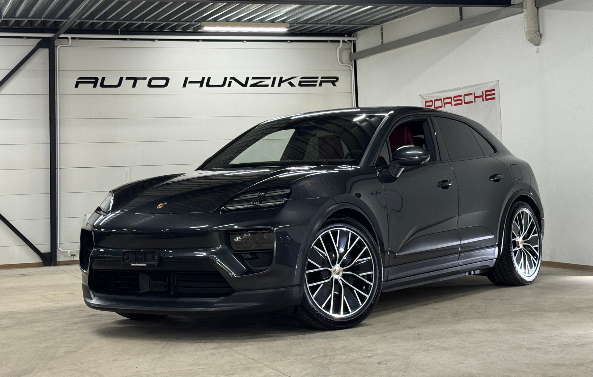 PORSCHE Macan 4 100kWh 408 PS / Sport Chrono / CH-Fahrzeug-image-0