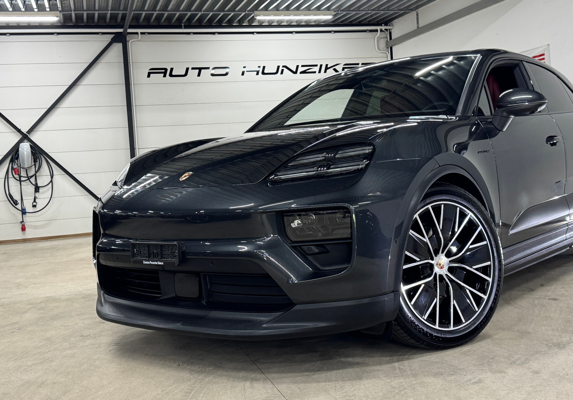 PORSCHE Macan 4 100kWh 408 PS / Sport Chrono / CH-Fahrzeug-image-1