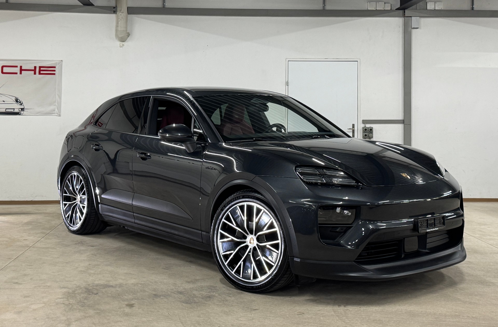 PORSCHE Macan 4 100kWh 408 PS / Sport Chrono / CH-Fahrzeug-image-2