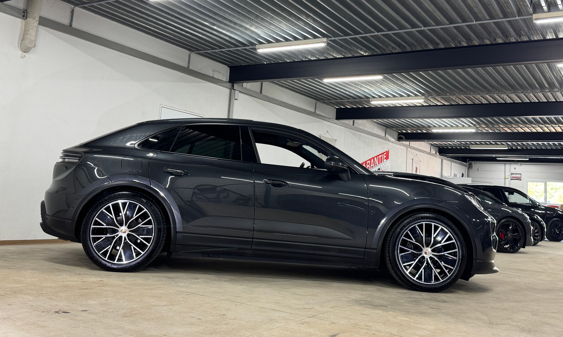 PORSCHE Macan 4 100kWh 408 PS / Sport Chrono / CH-Fahrzeug-image-3
