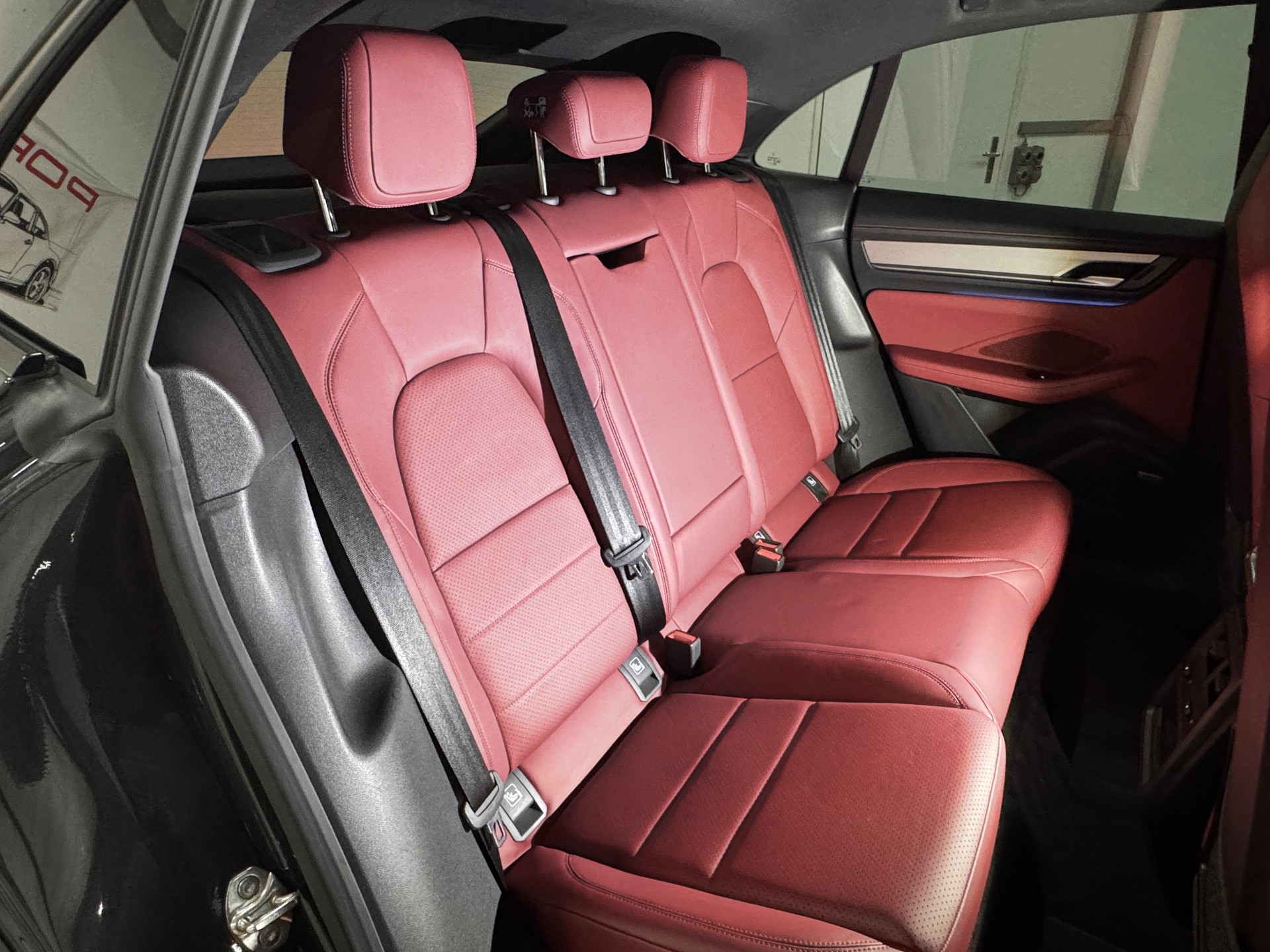 PORSCHE Macan 4 100kWh 408 PS / Sport Chrono / CH-Fahrzeug-image-11