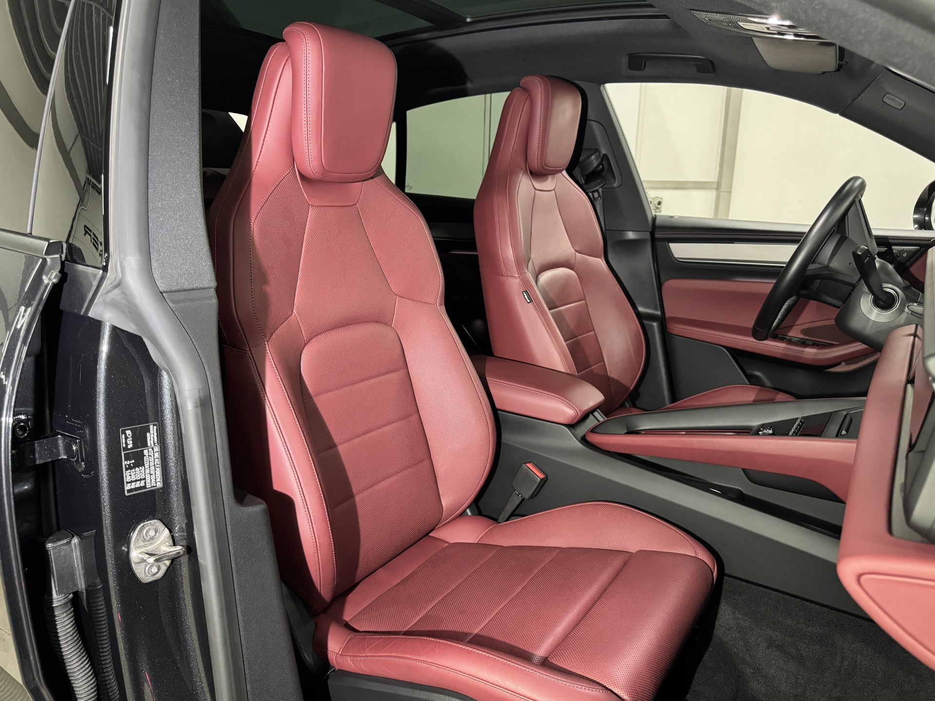 PORSCHE Macan 4 100kWh 408 PS / Sport Chrono / CH-Fahrzeug-image-9