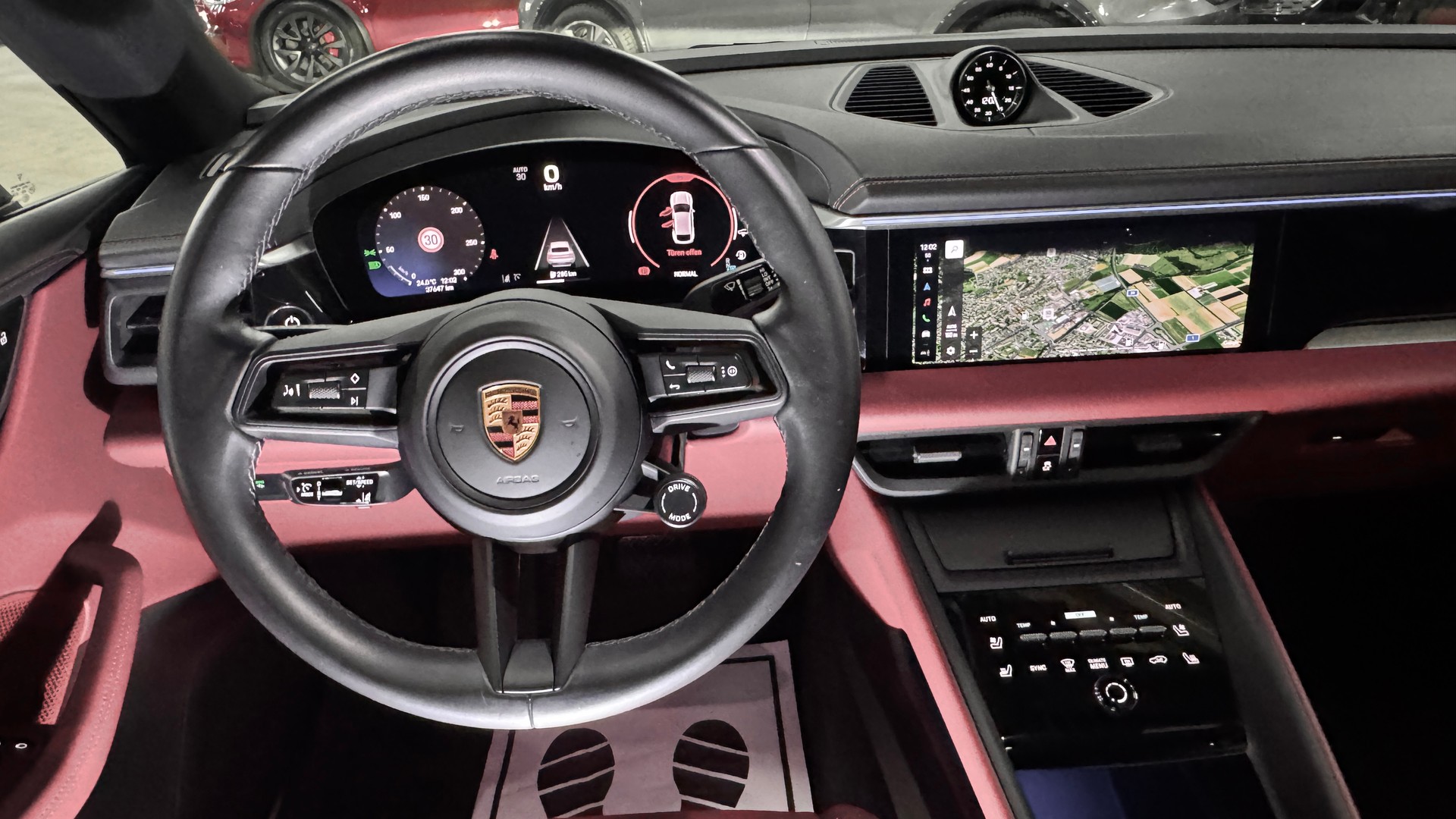 PORSCHE Macan 4 100kWh 408 PS / Sport Chrono / CH-Fahrzeug-image-13