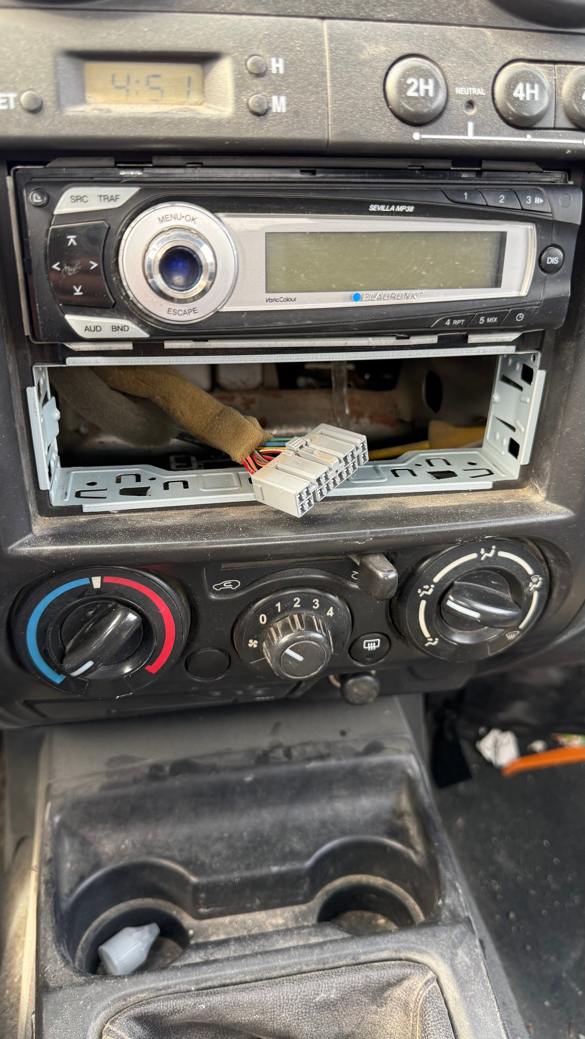 ISUZU Tfs86-image-7