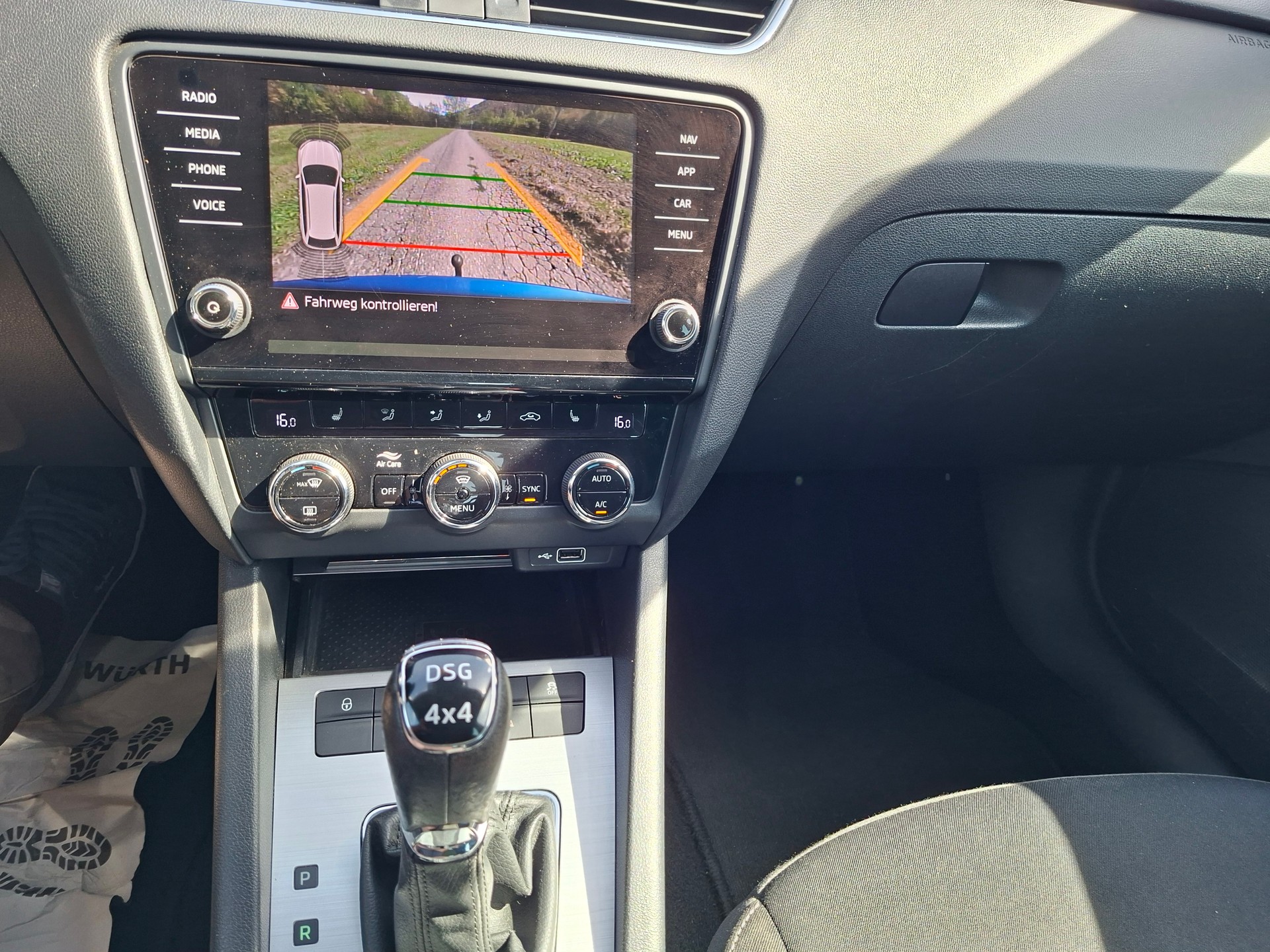 SKODA Octavia Combi 2.0 TDI Style 4x4 DSG-image-13