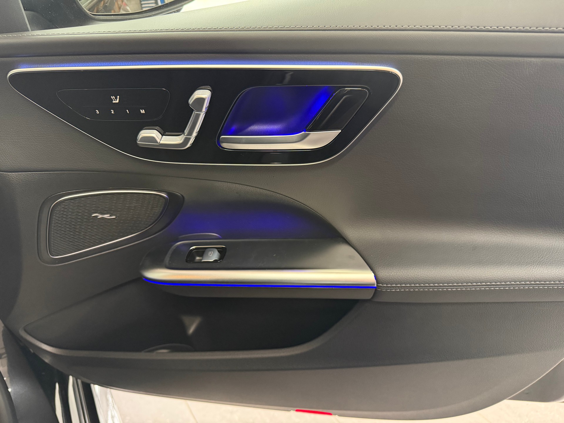 MERCEDES-BENZ C 300 e T AMG Line-image-13