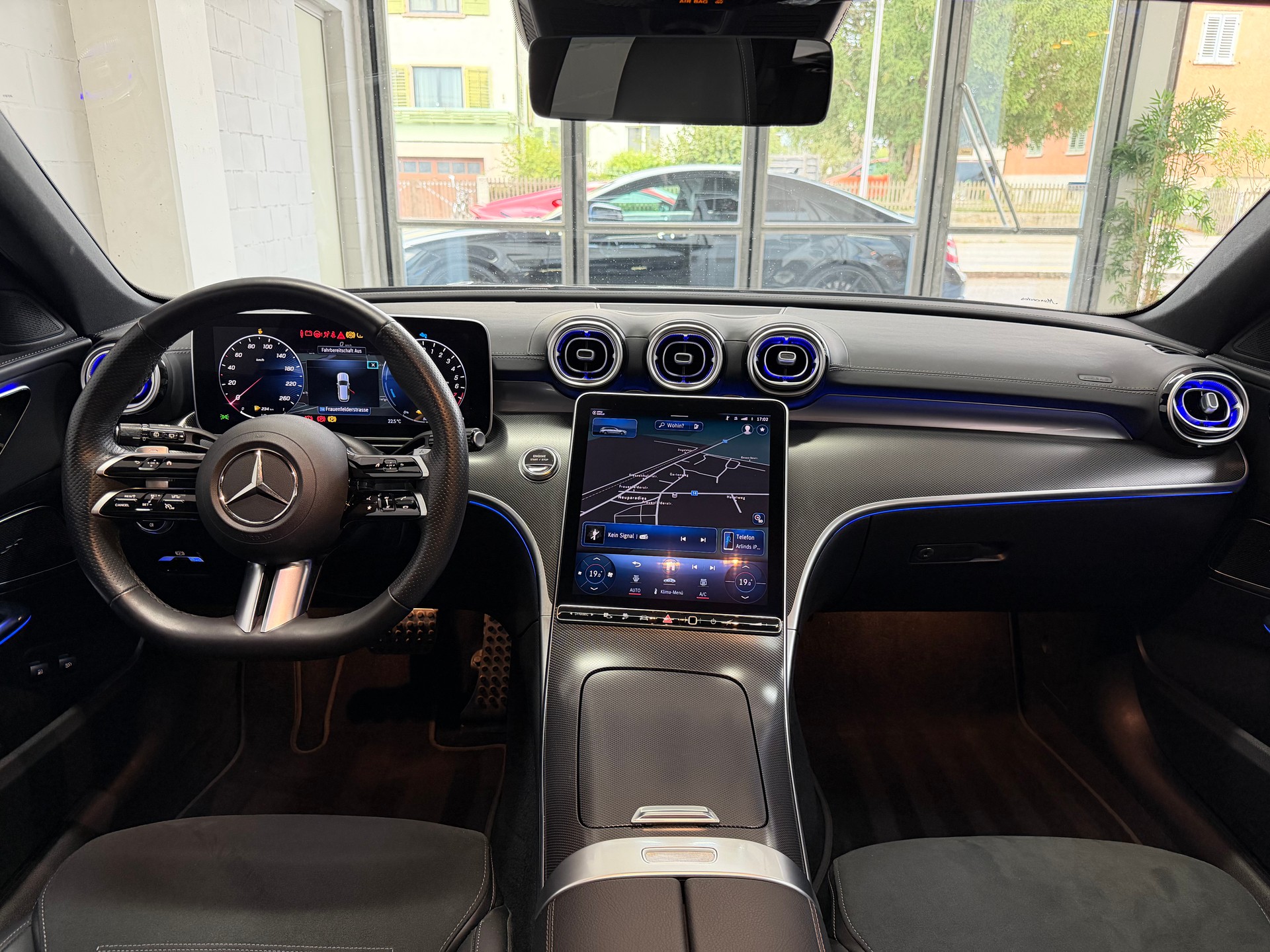 MERCEDES-BENZ C 300 e T AMG Line-image-8