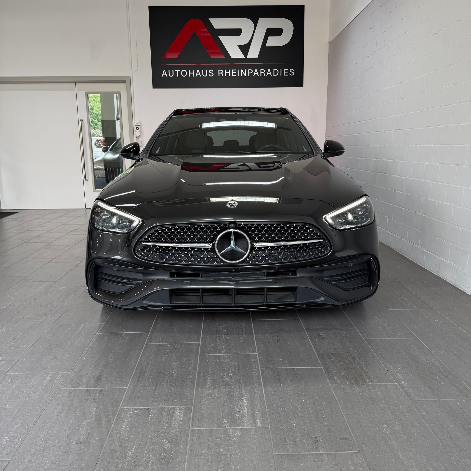 MERCEDES-BENZ C 300 e T AMG Line-showroom-element-1