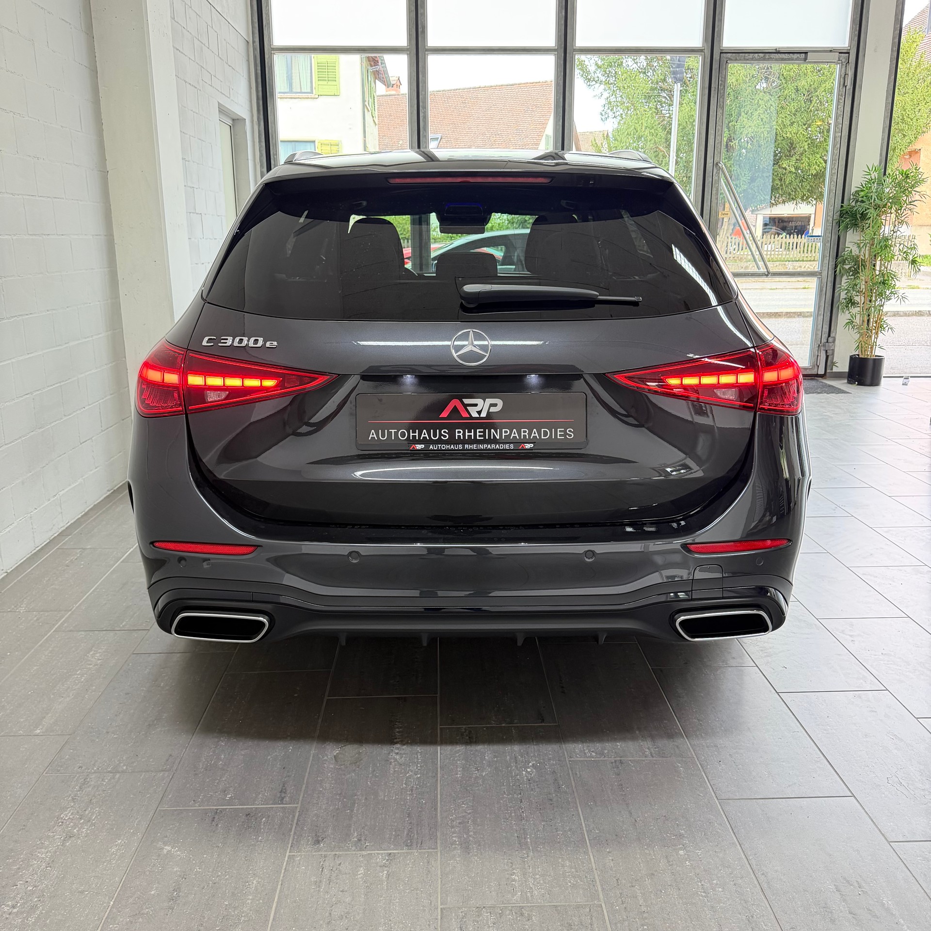 MERCEDES-BENZ C 300 e T AMG Line-image-4