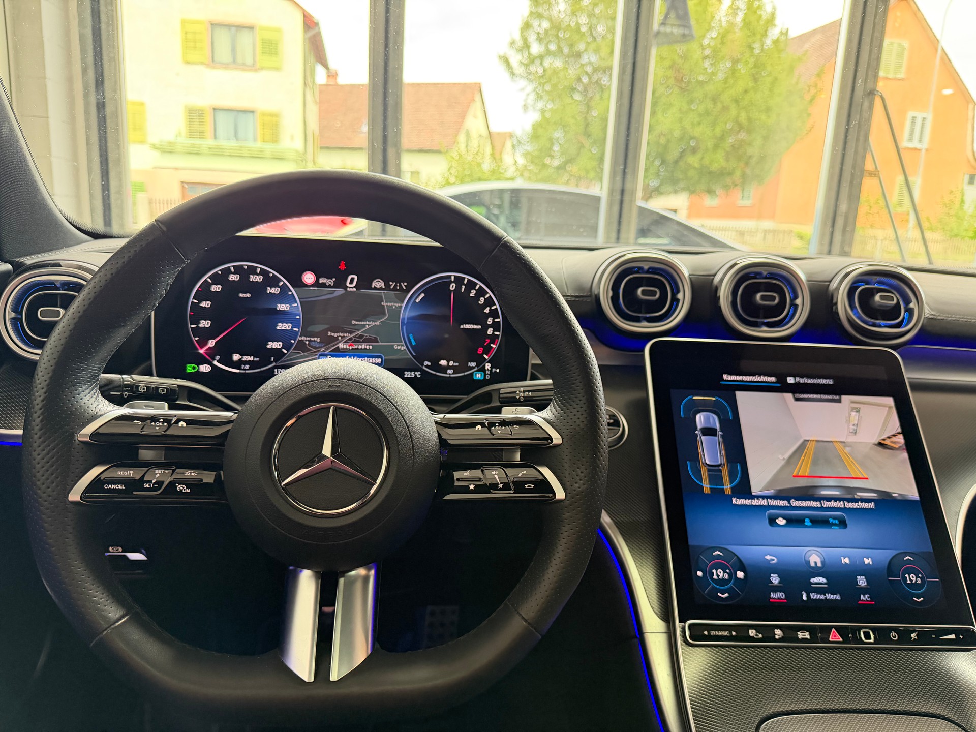 MERCEDES-BENZ C 300 e T AMG Line-image-9