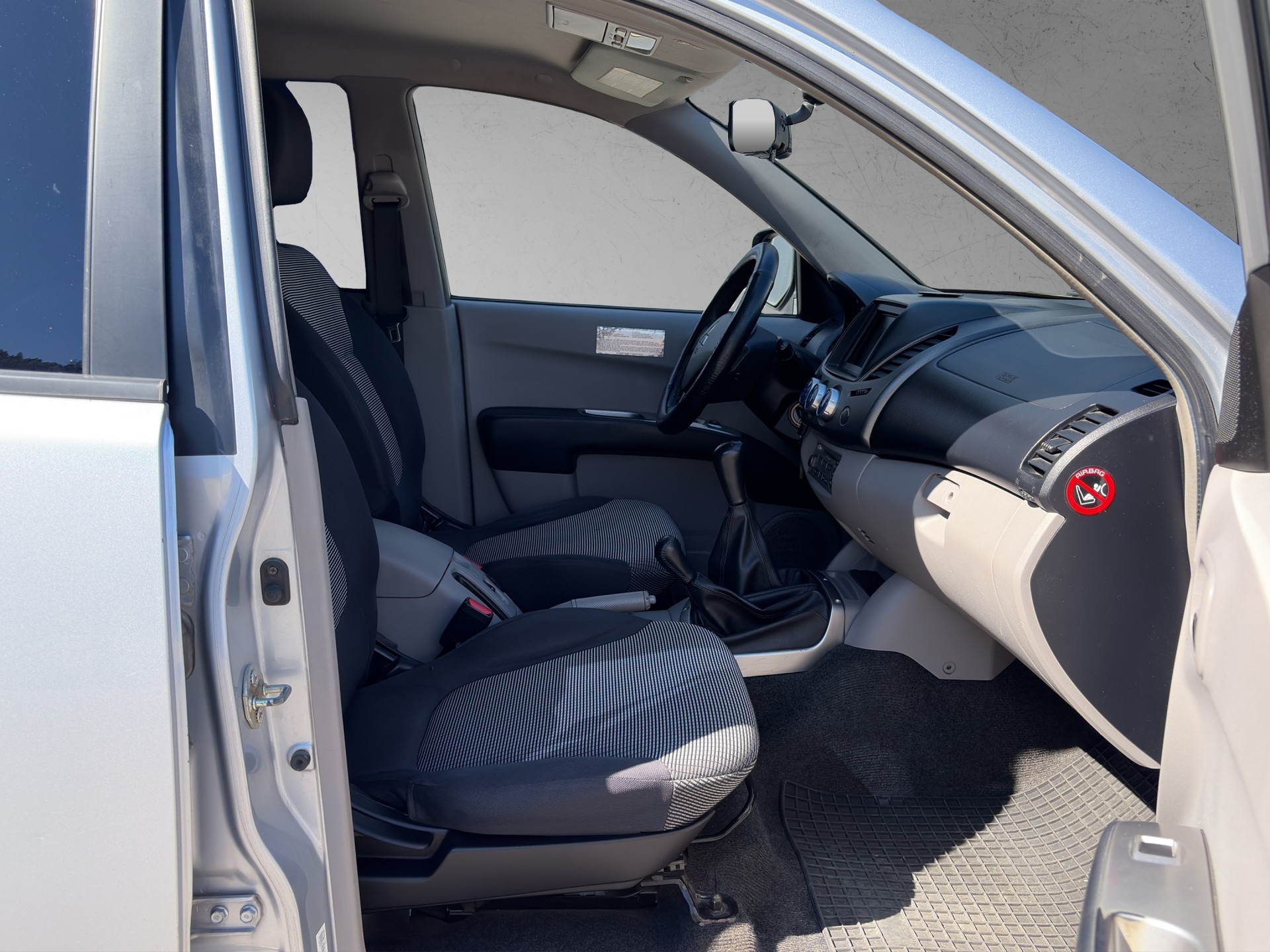 MITSUBISHI L 200 2.5 DID Intense Double Cab-image-9