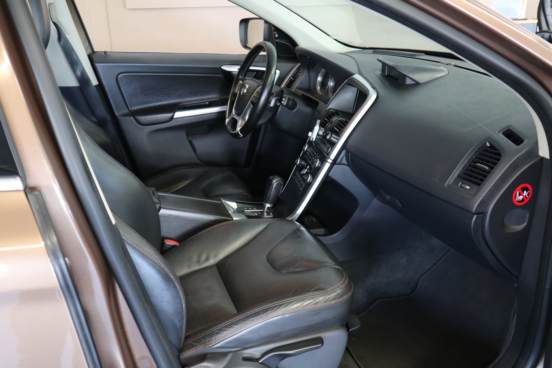 VOLVO XC60 D5 AWD Summum Geartronic-image-7