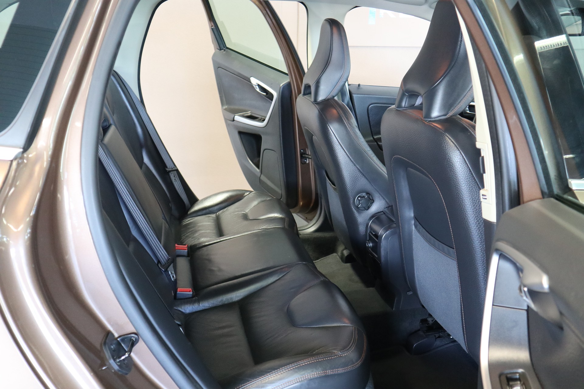 VOLVO XC60 D5 AWD Summum Geartronic-image-8